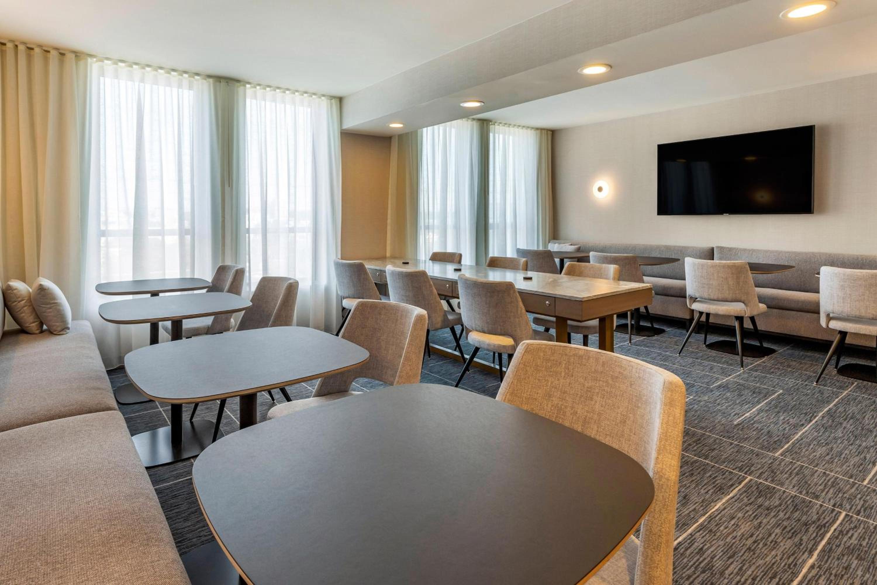 King Studio Suite with Sofa Bed - Club Level - Photo 12