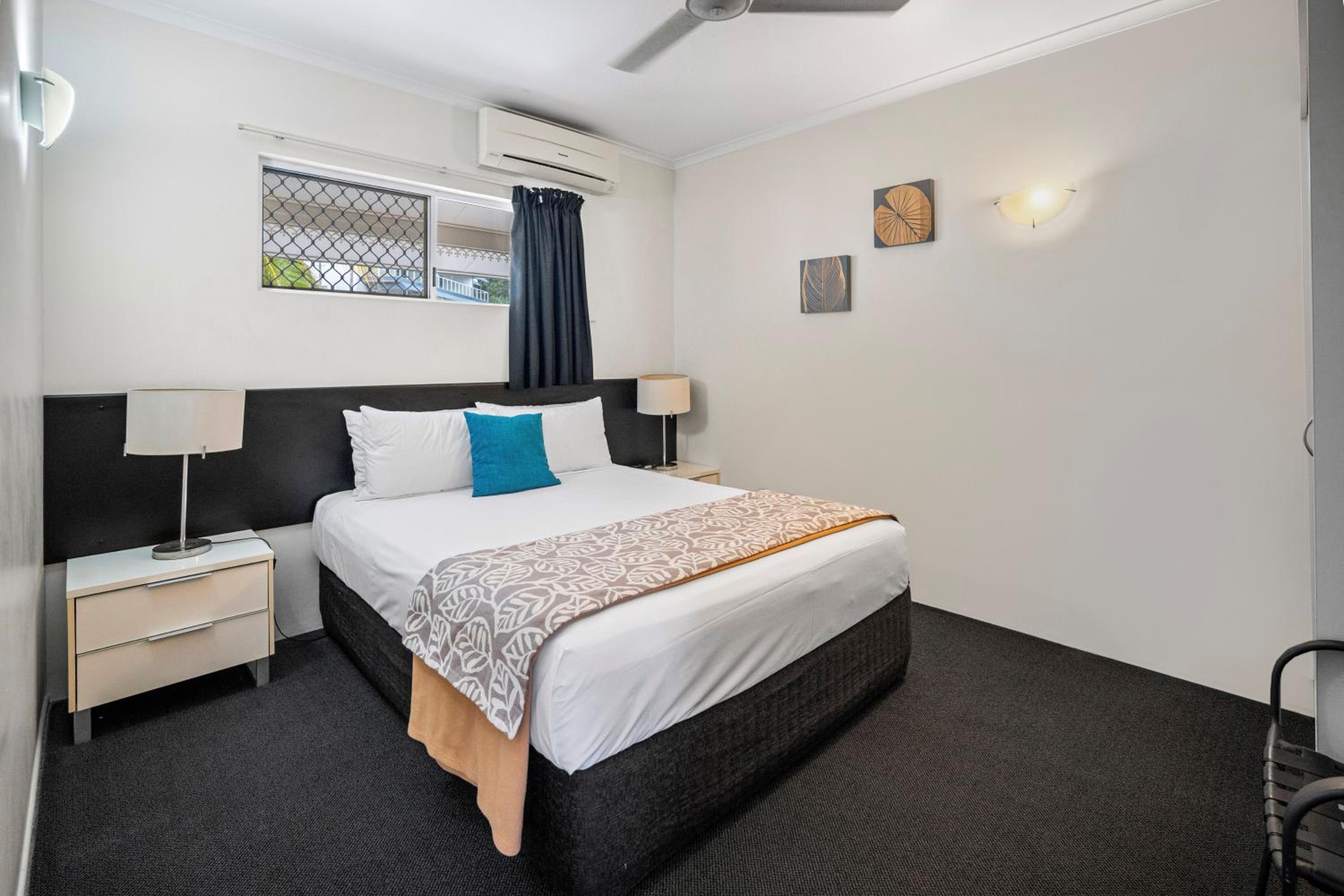 One-Bedroom Apartment with Bay View photo 1