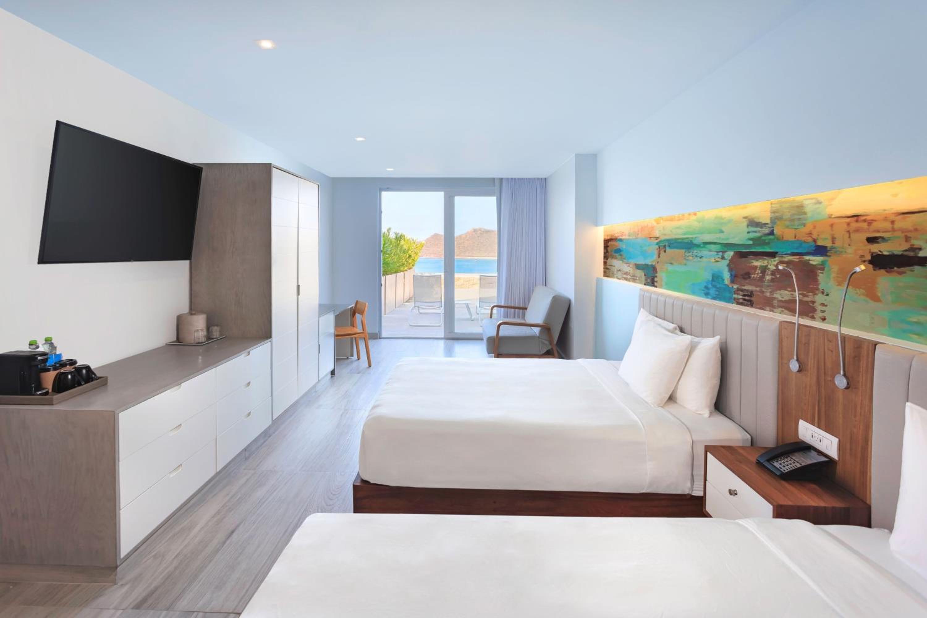 Deluxe Queen Room with Two Queen Beds, Terrace and Ocean View - Photo 2