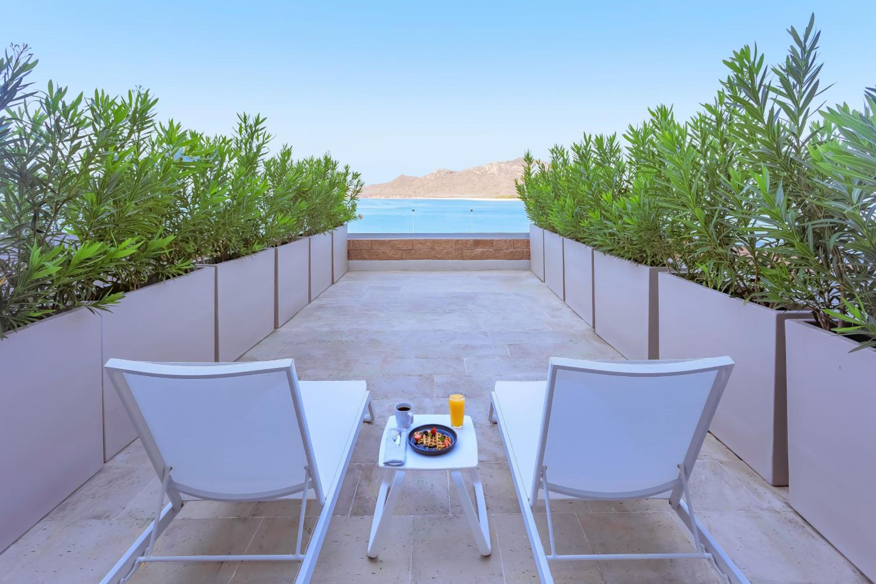 Deluxe King Room with Terrace and Ocean View - Photo 3
