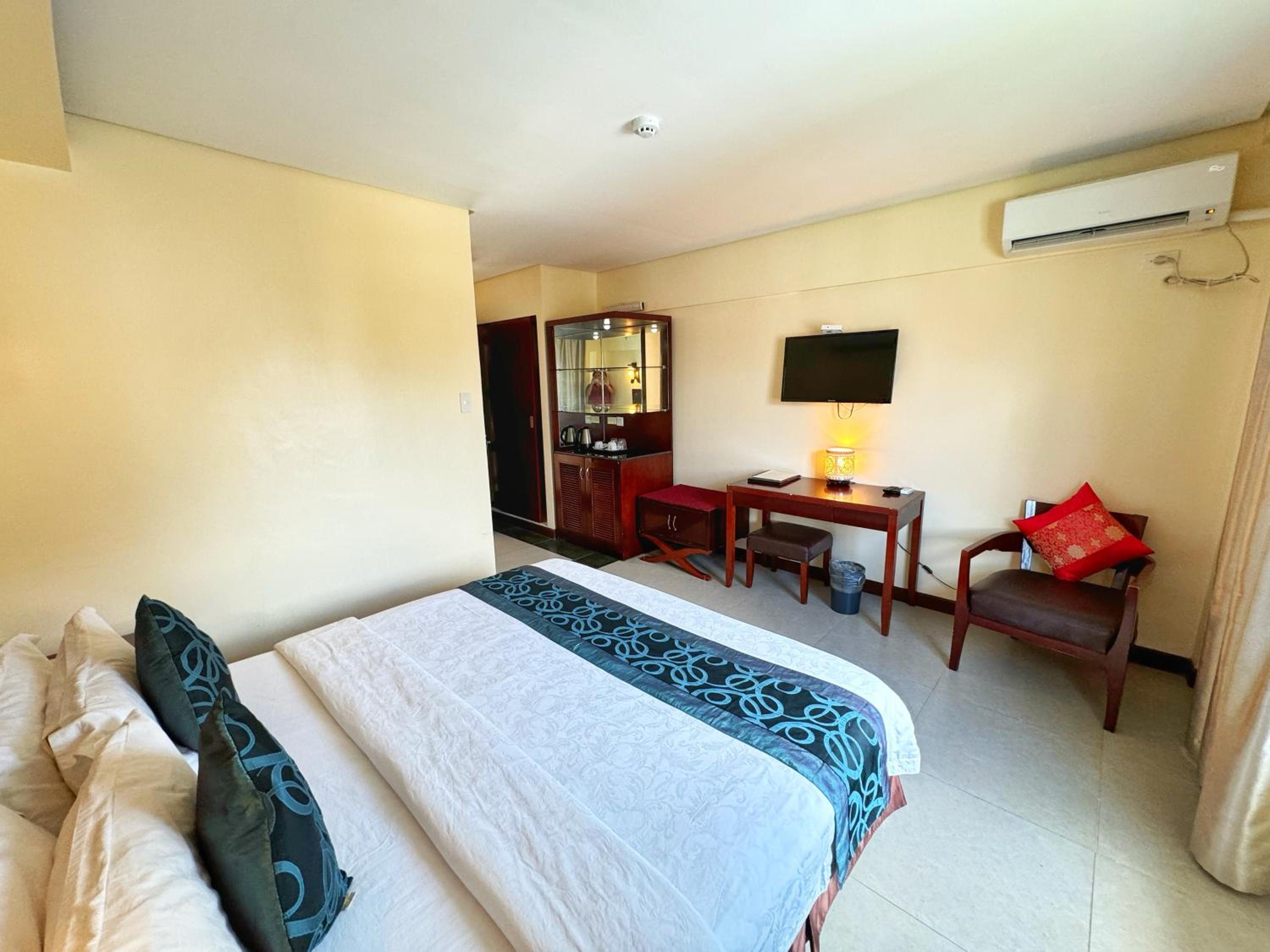 Deluxe King Room - Photo 7