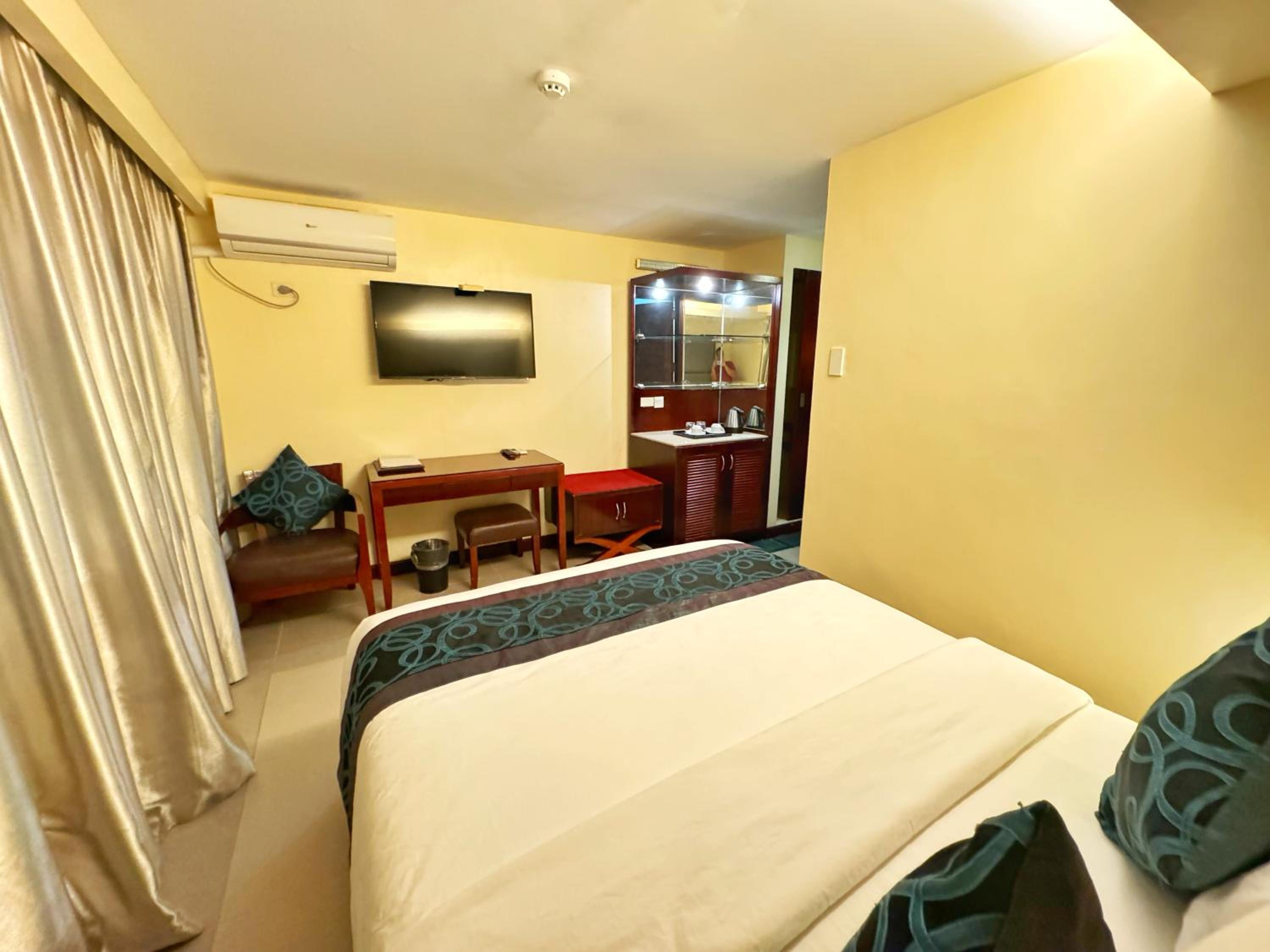 Deluxe Queen Room - Photo 5