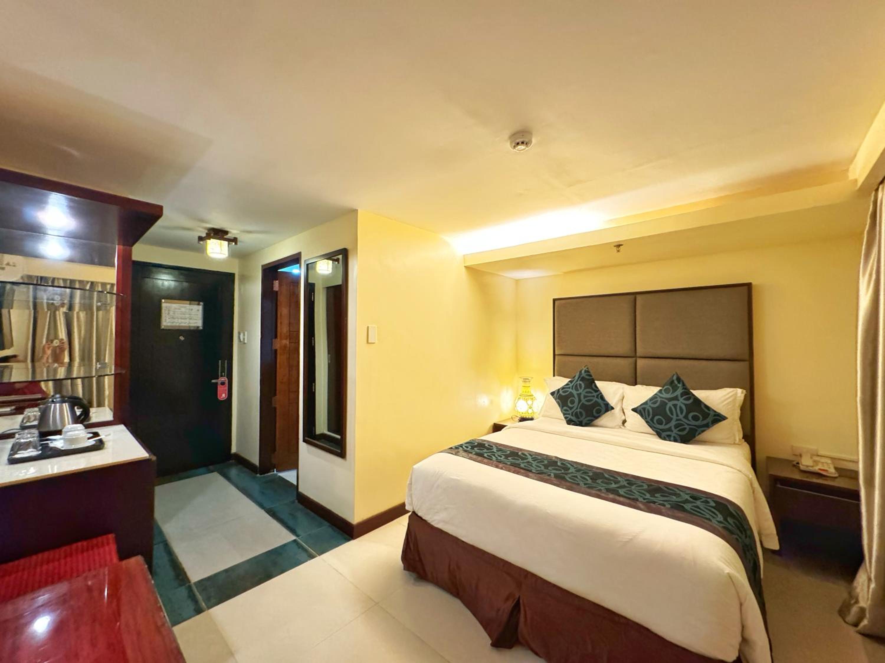 Deluxe Queen Room - Photo 6