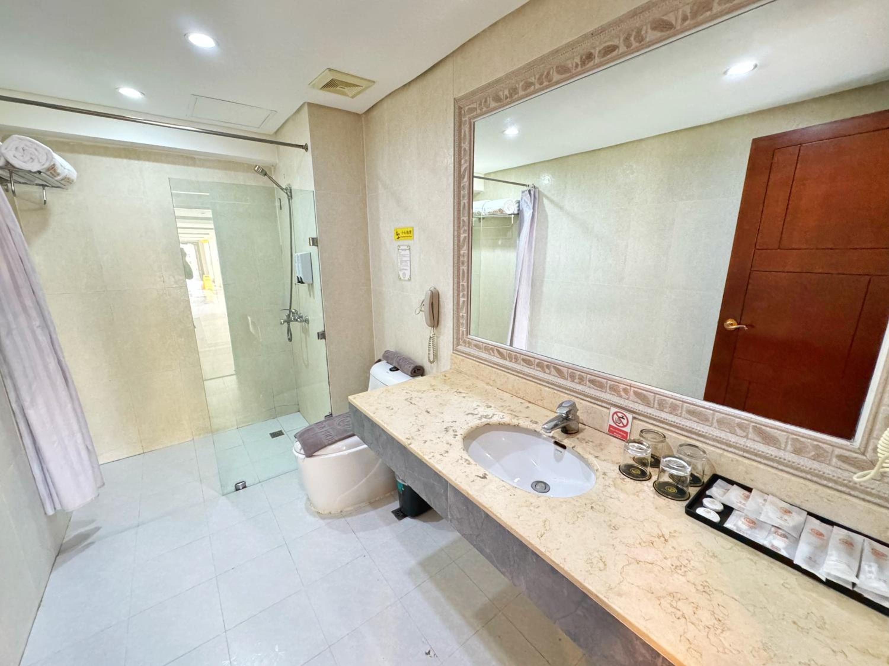 Quadruple Family Room - Photo 8