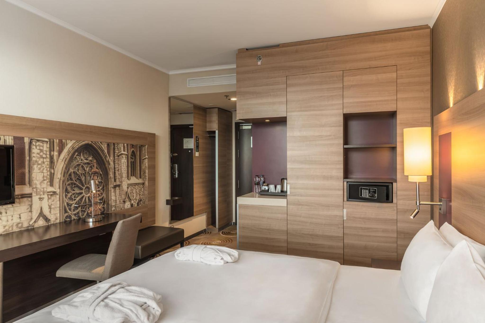 Standard King Room With City View - Top Floor