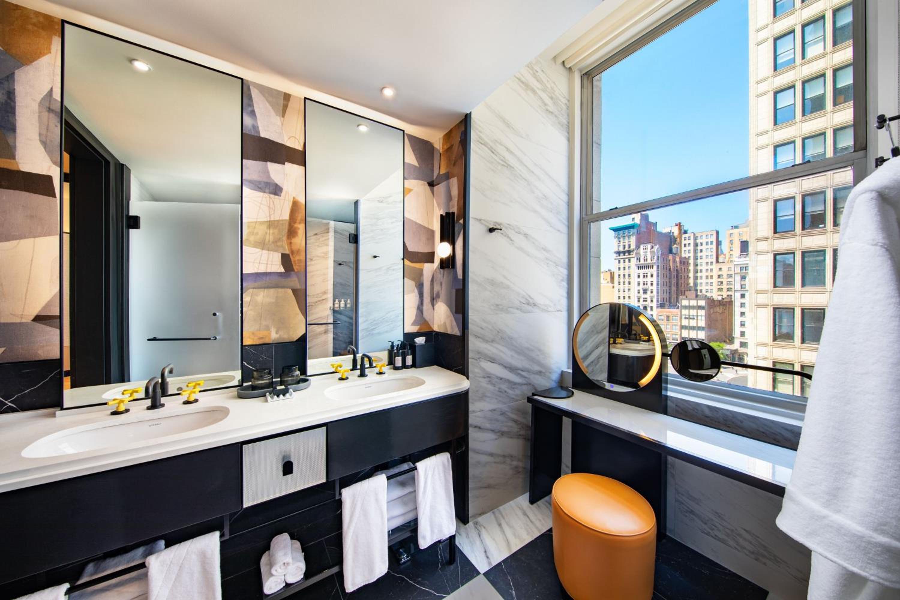 Premier Suite, Park View, 1 King Bed, Corner Location