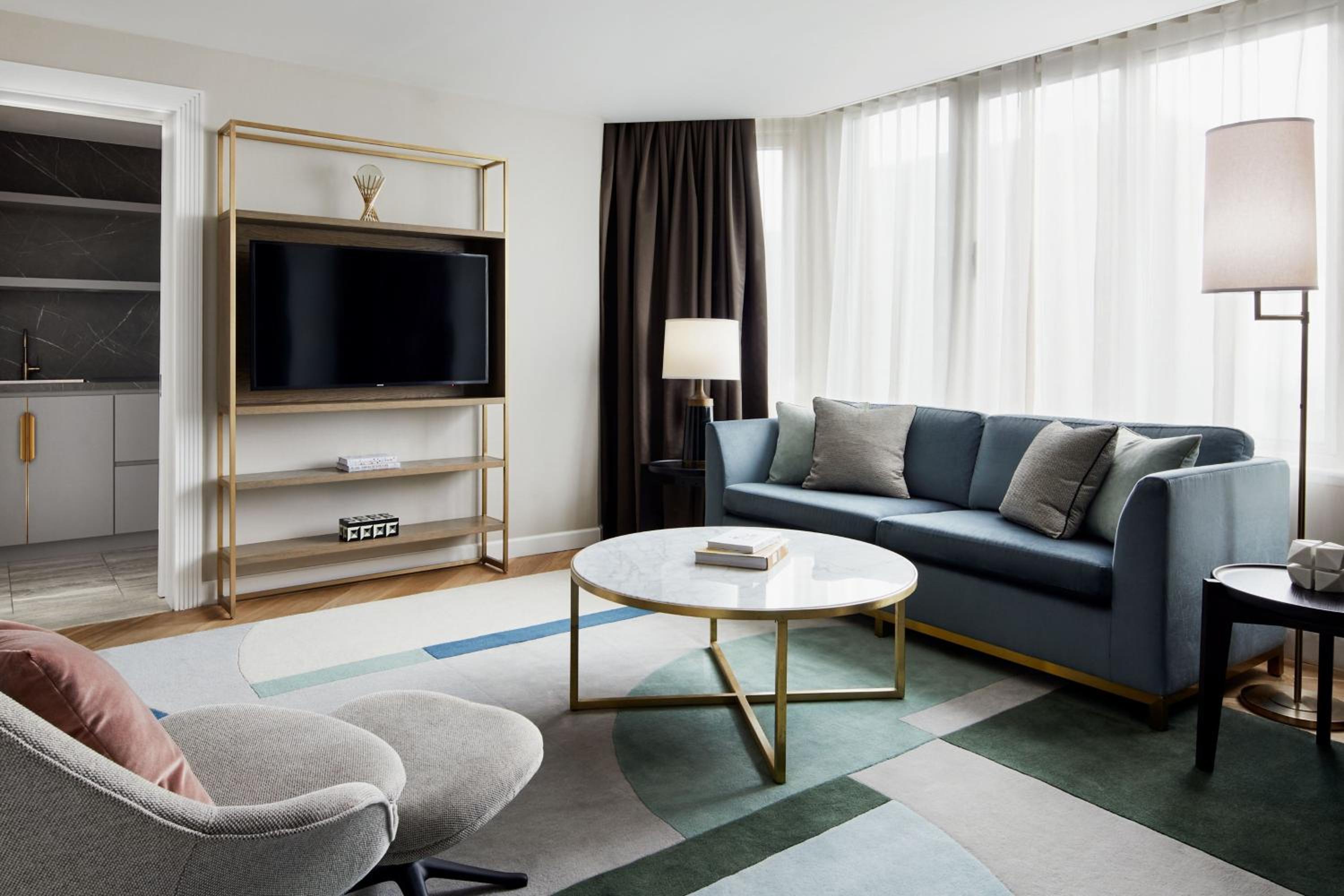 One-Bedroom King Apartment with Sofa Bed and Park View