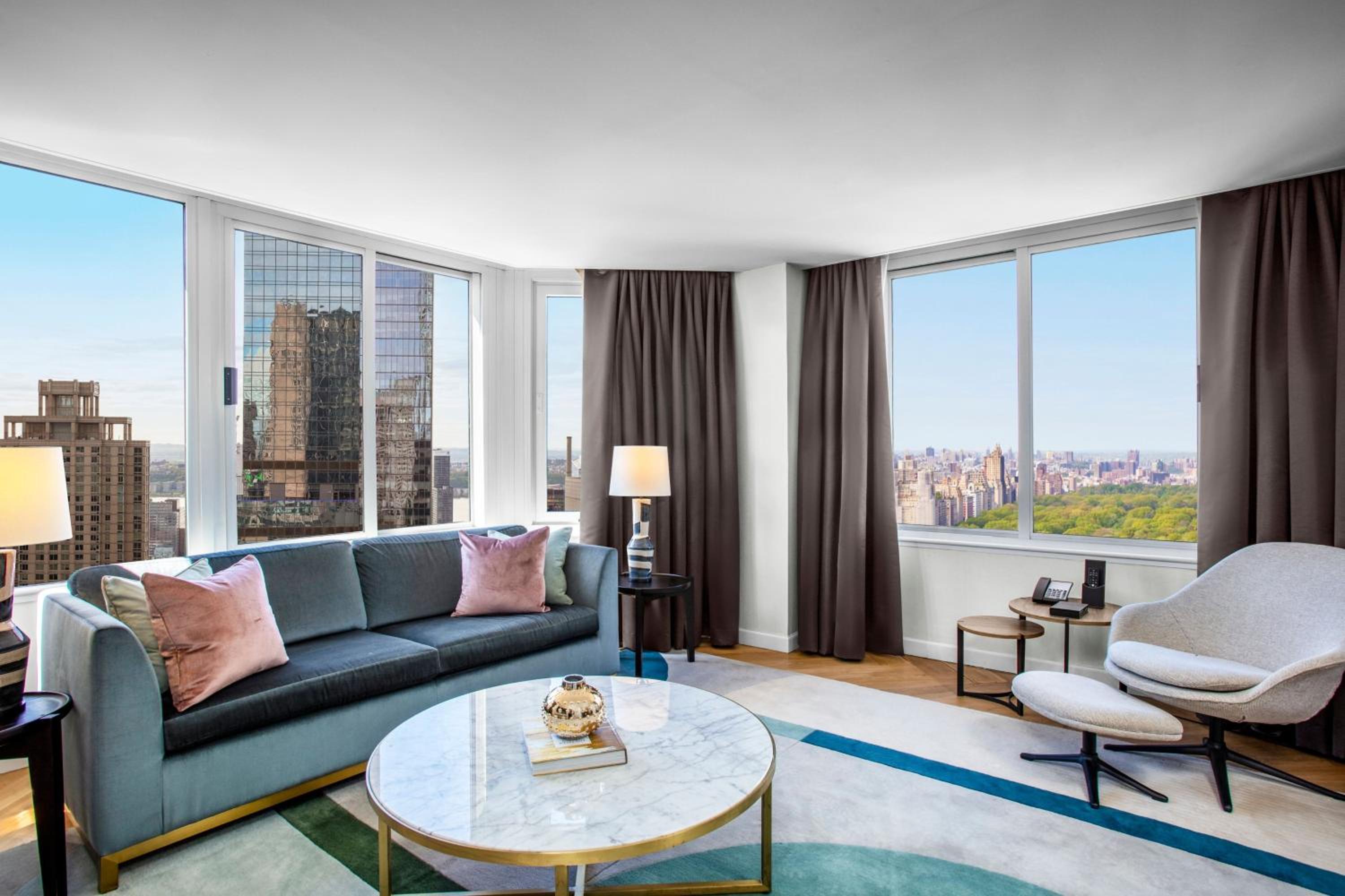 One-Bedroom King Apartment with Sofa Bed and Park View