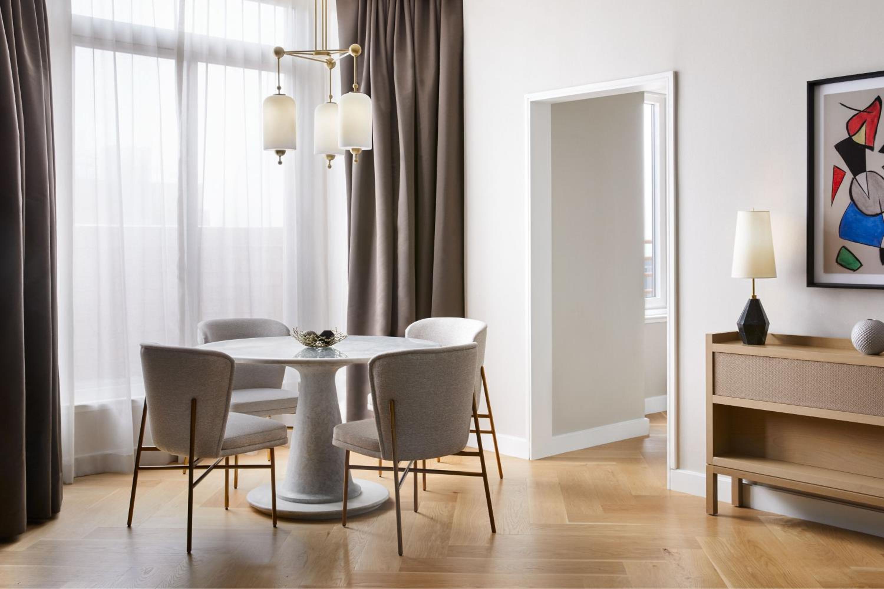 One-Bedroom King Apartment