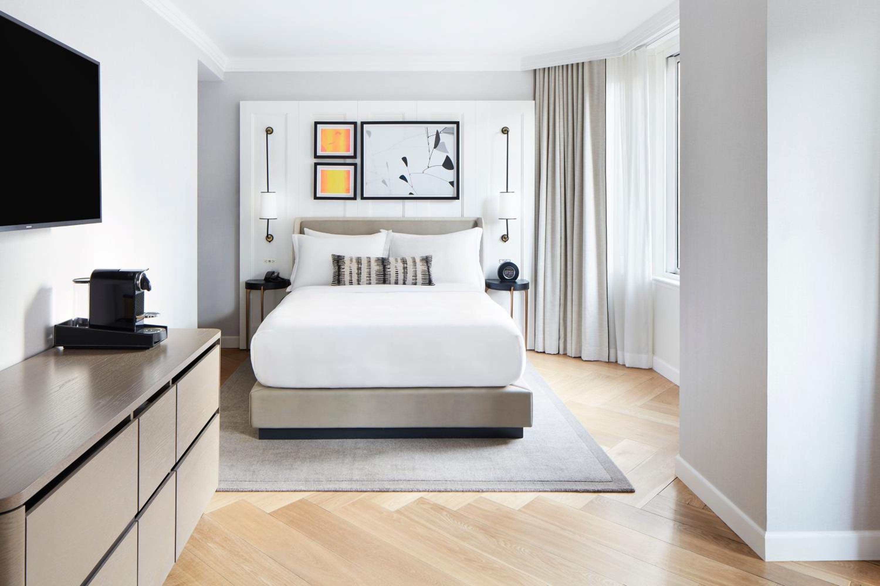 Junior Queen Suite with City View