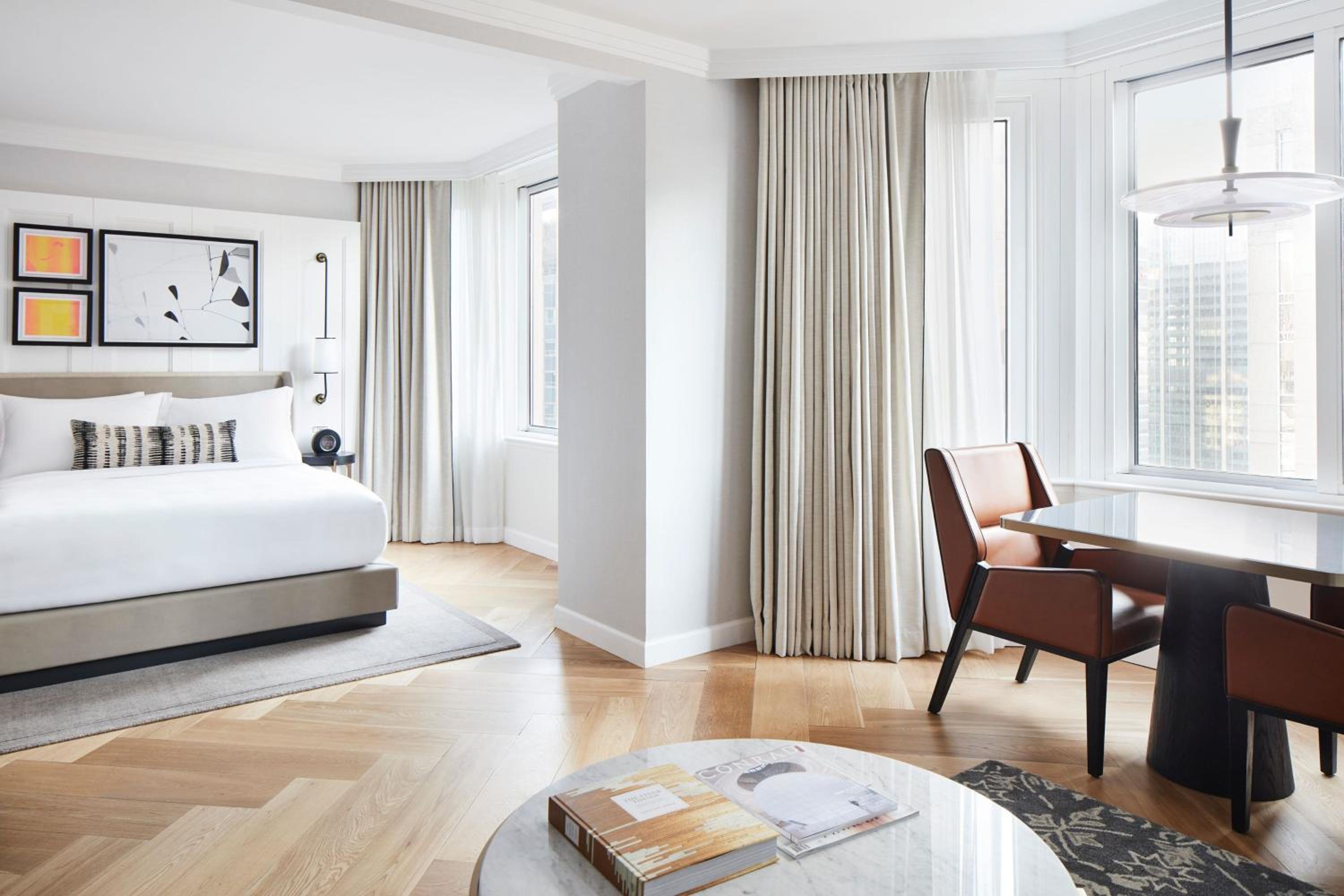 Junior Queen Suite with City View thumbnail 5