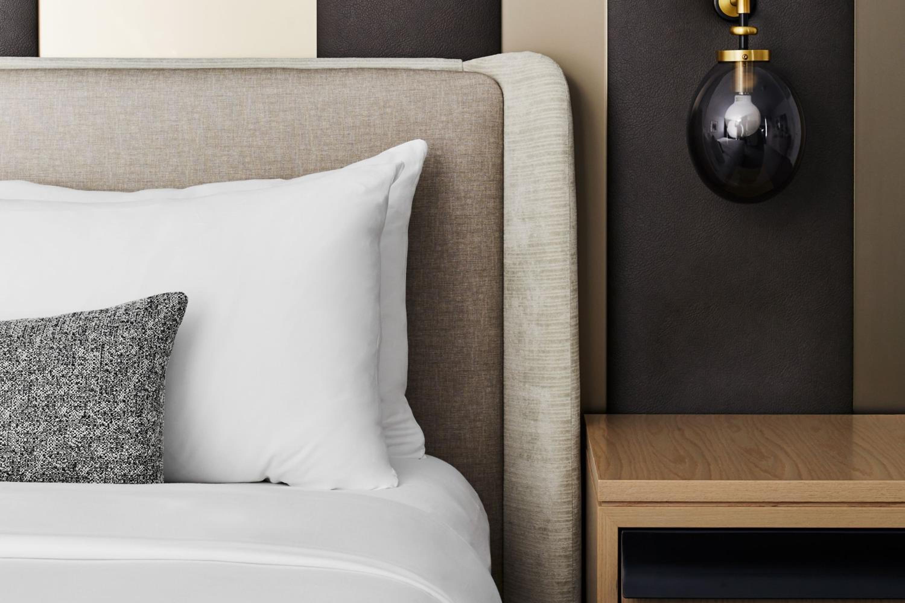 One-Bedroom King Apartment with Sofa Bed and Park View