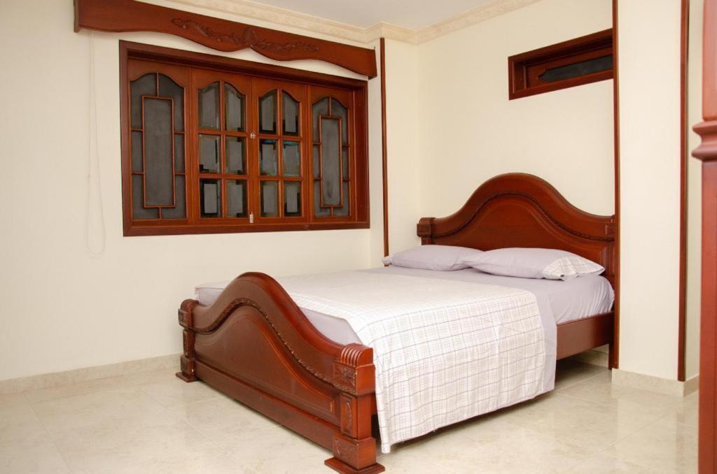 Eight-Bedroom House photo 1