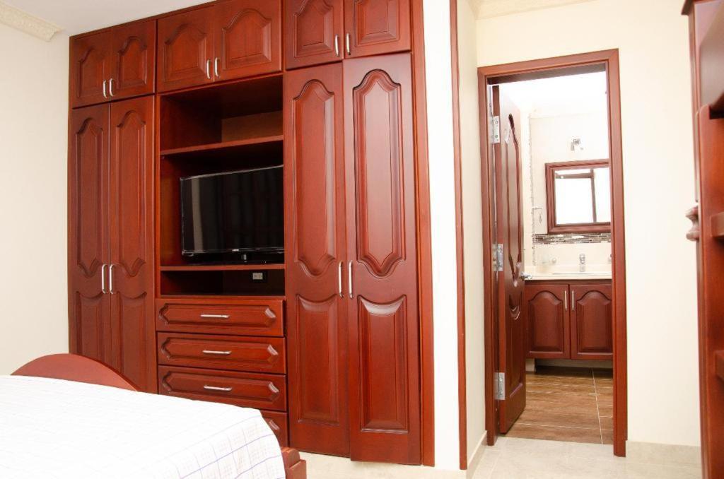 Eight-Bedroom House photo 3