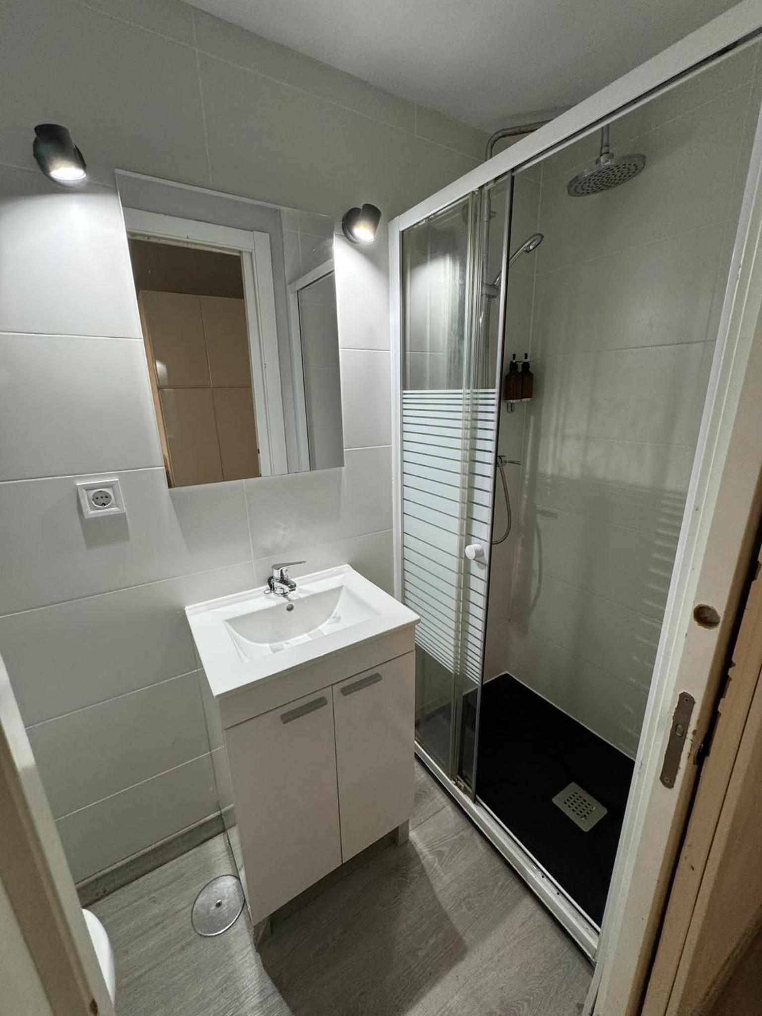 Apartment with Balcony - Photo 14