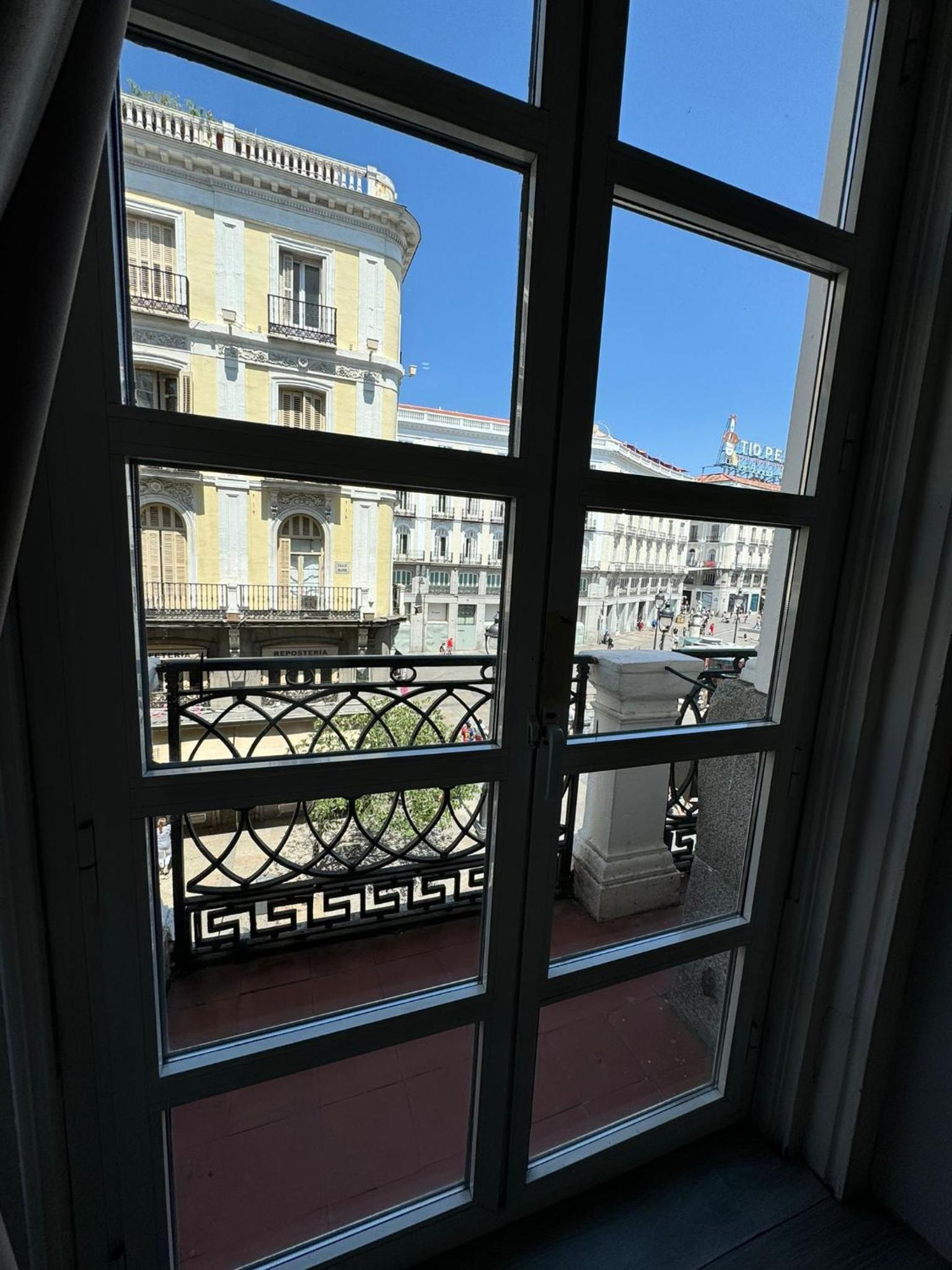 Apartment with Balcony - Photo 3