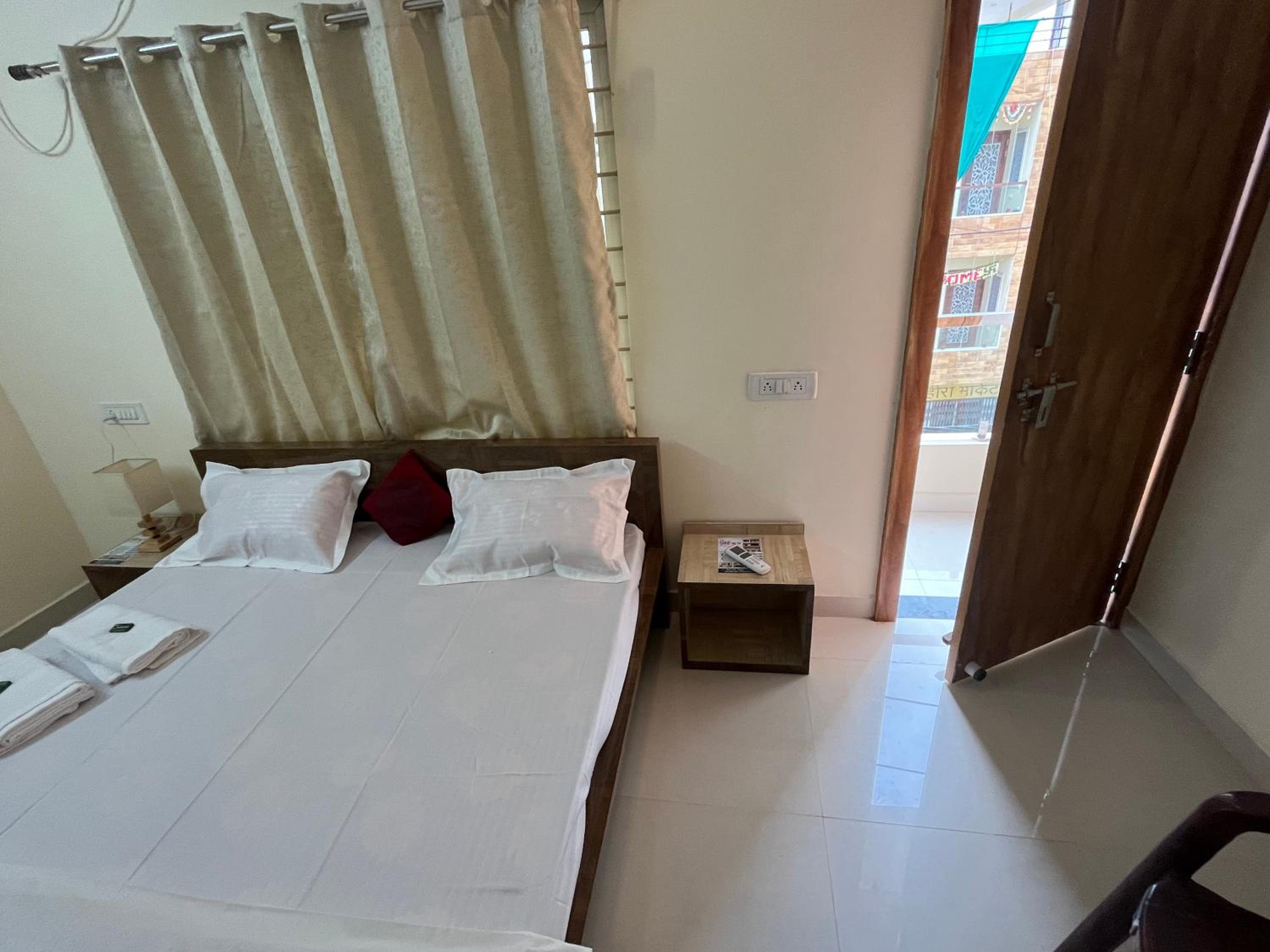 Deluxe Double Room with Balcony photo 3