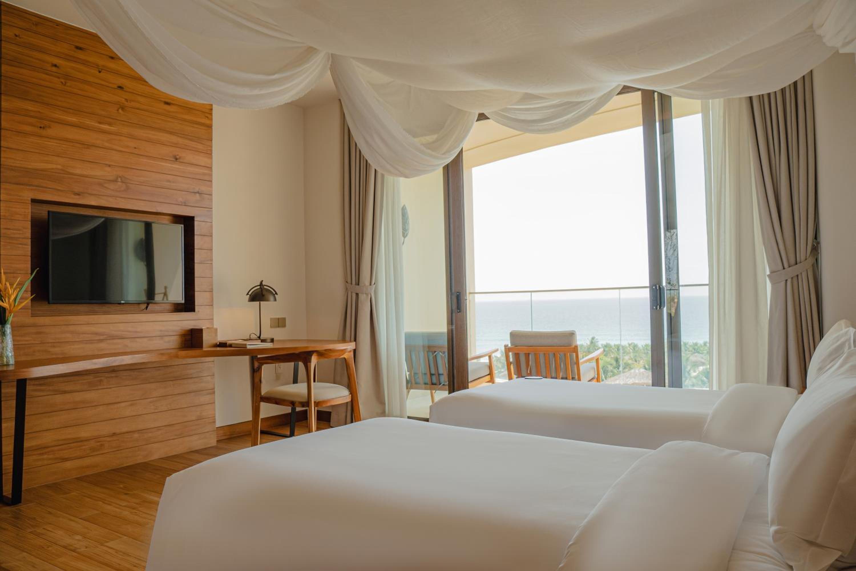 Deluxe Sea View with 2 Single Beds - Photo 2