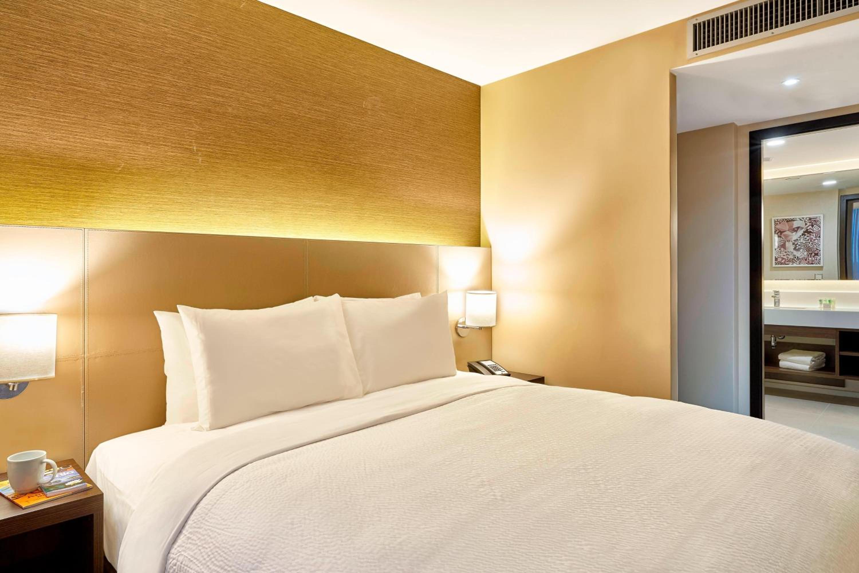 One-Bedroom Suite thumbnail 5