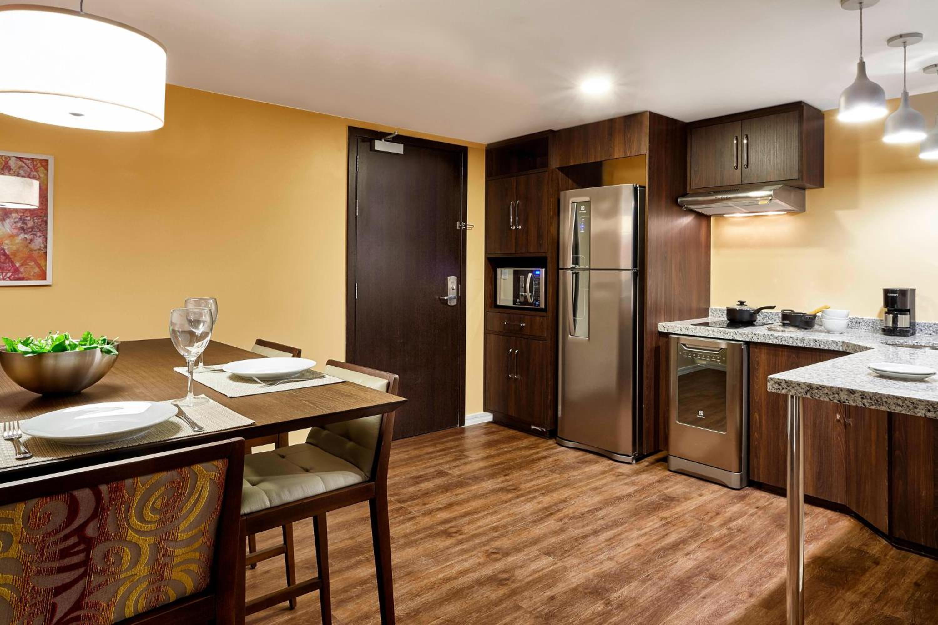 One-Bedroom Suite thumbnail 6