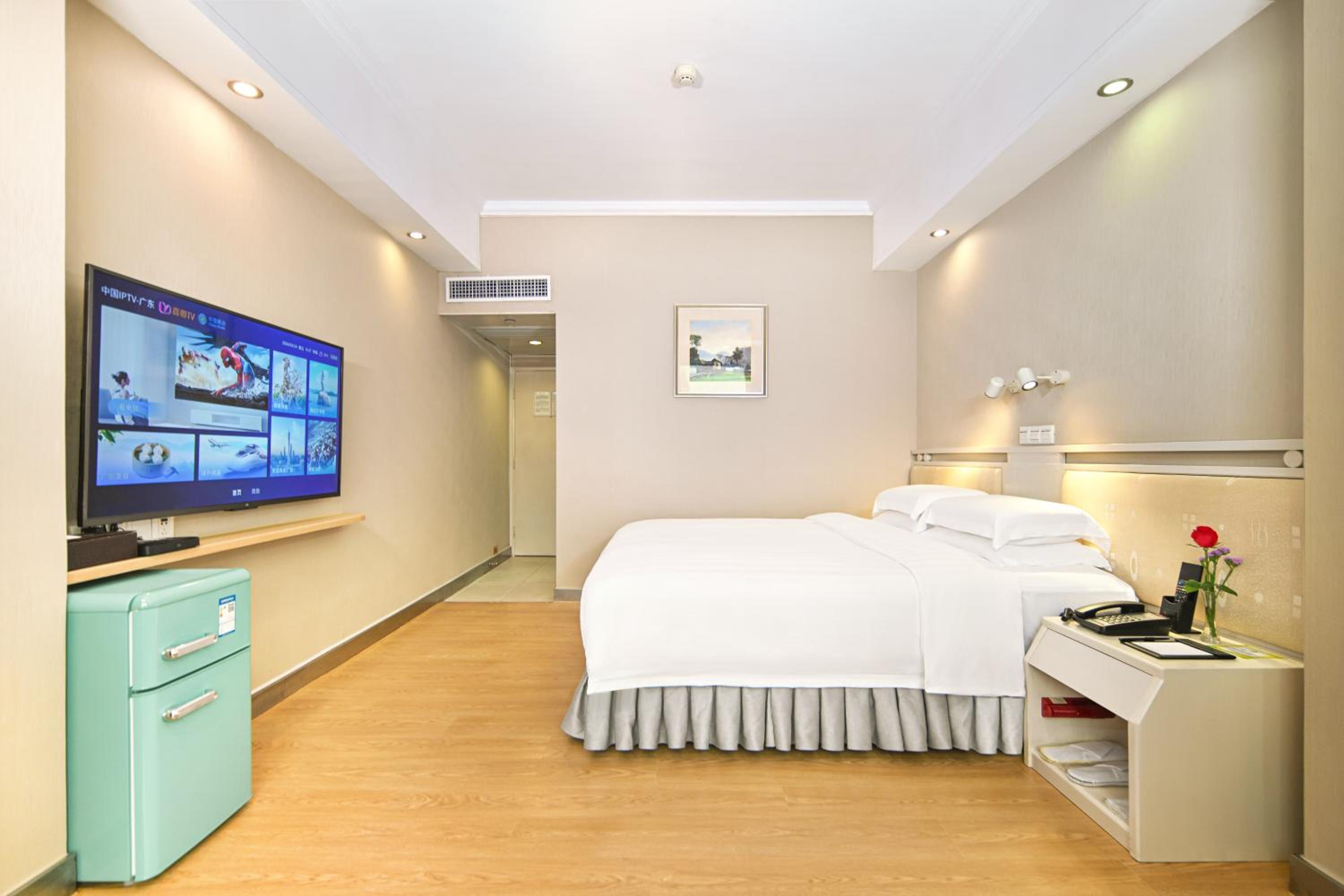 Soul Sojourn · Serene King Room (Panoramic Floor-to-Ceiling Windows)