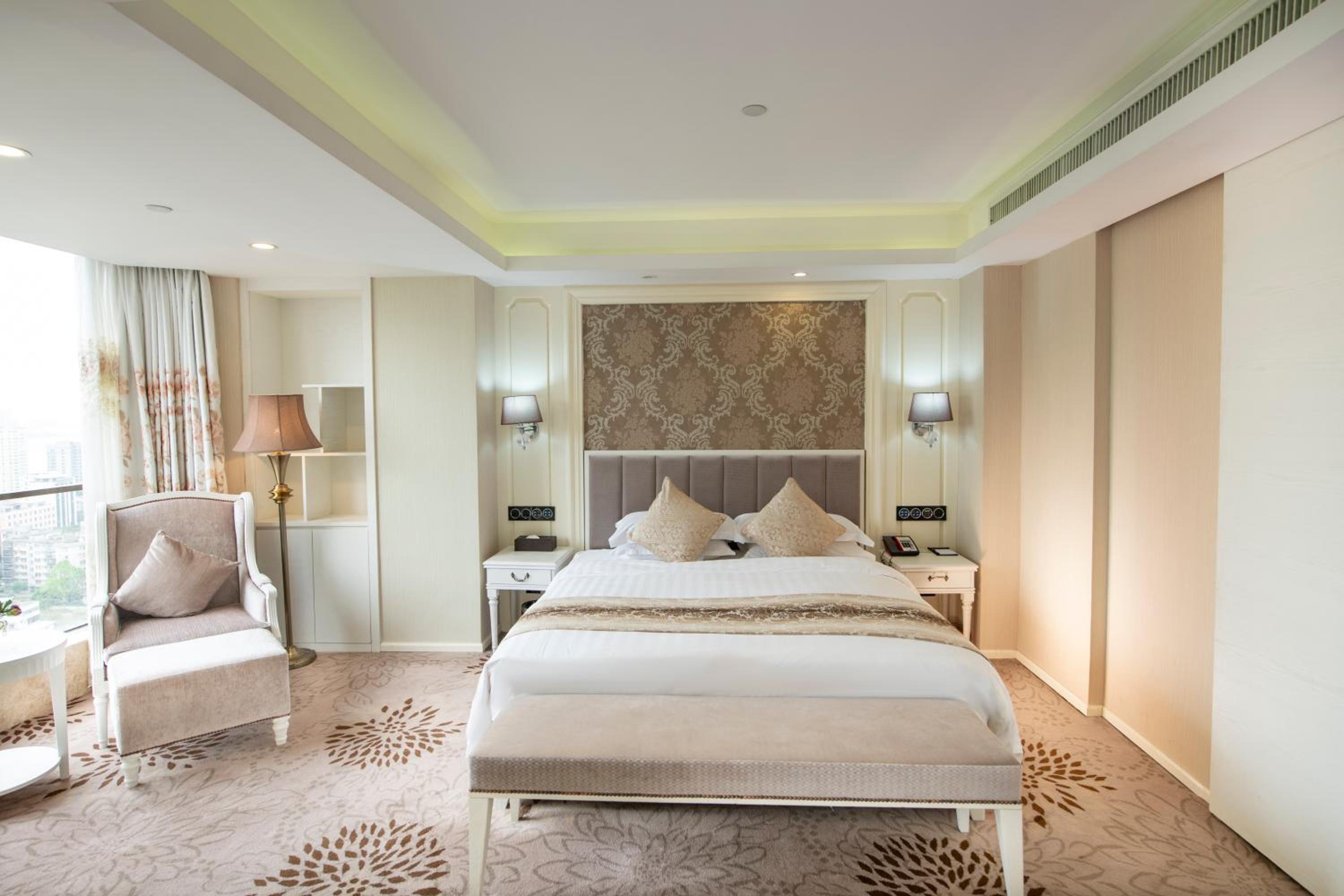 Scenic View · Executive Deluxe Suite (Panoramic Floor-to-Ceiling Windows + Shower + Bathtub)