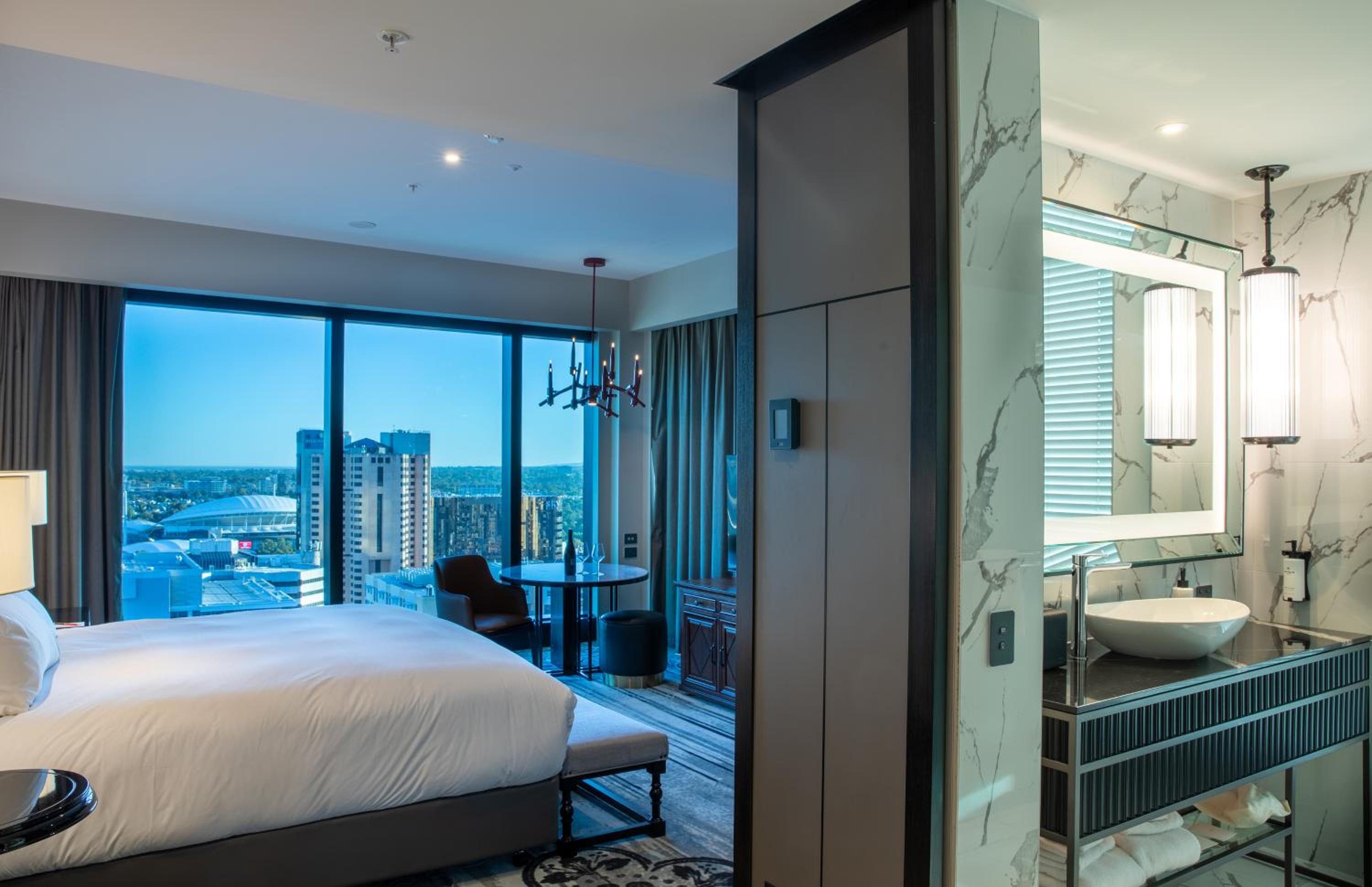 Deluxe King Room with View - Corner Room - Photo 2