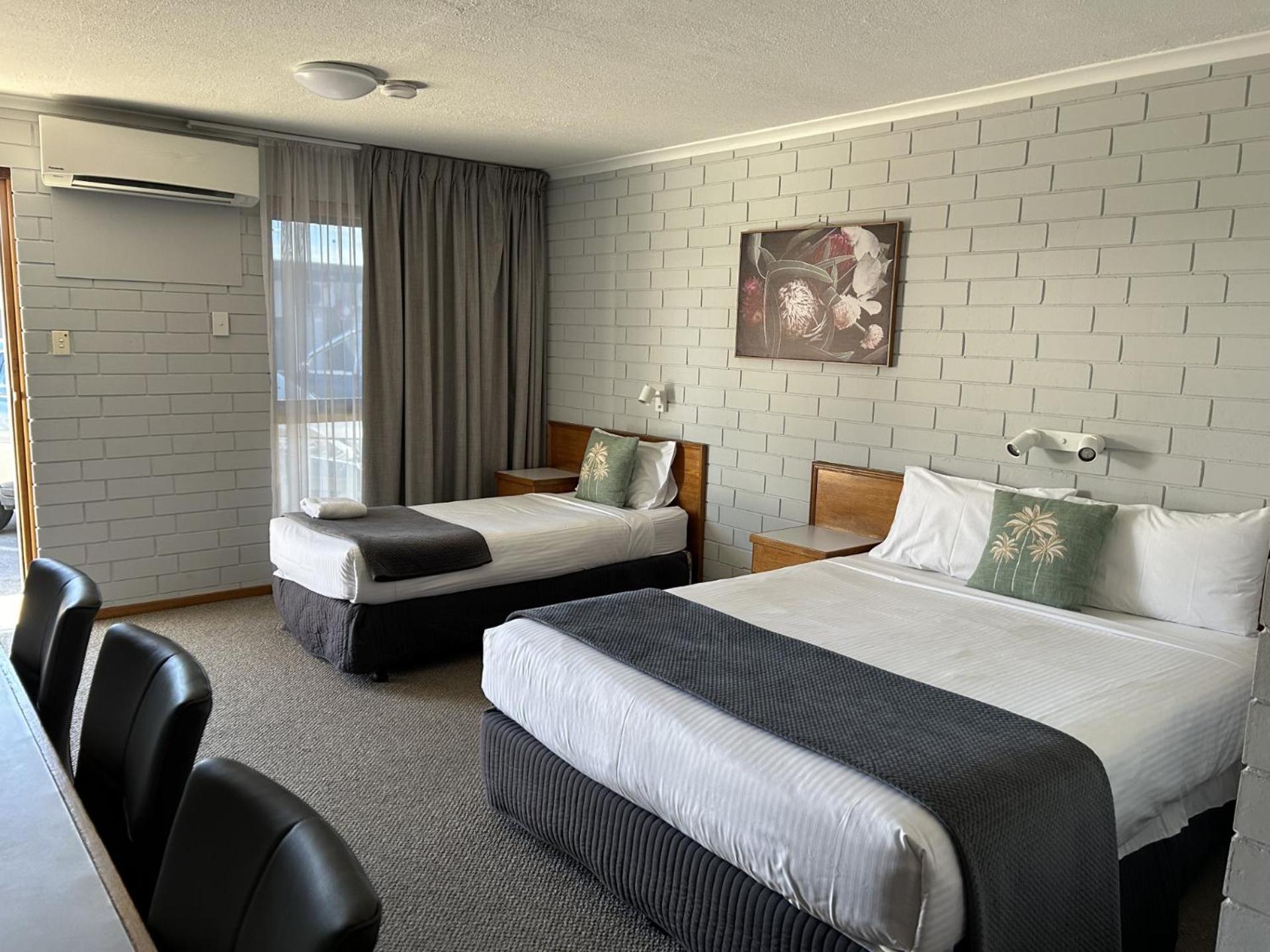 Economy Twin Room photo 1