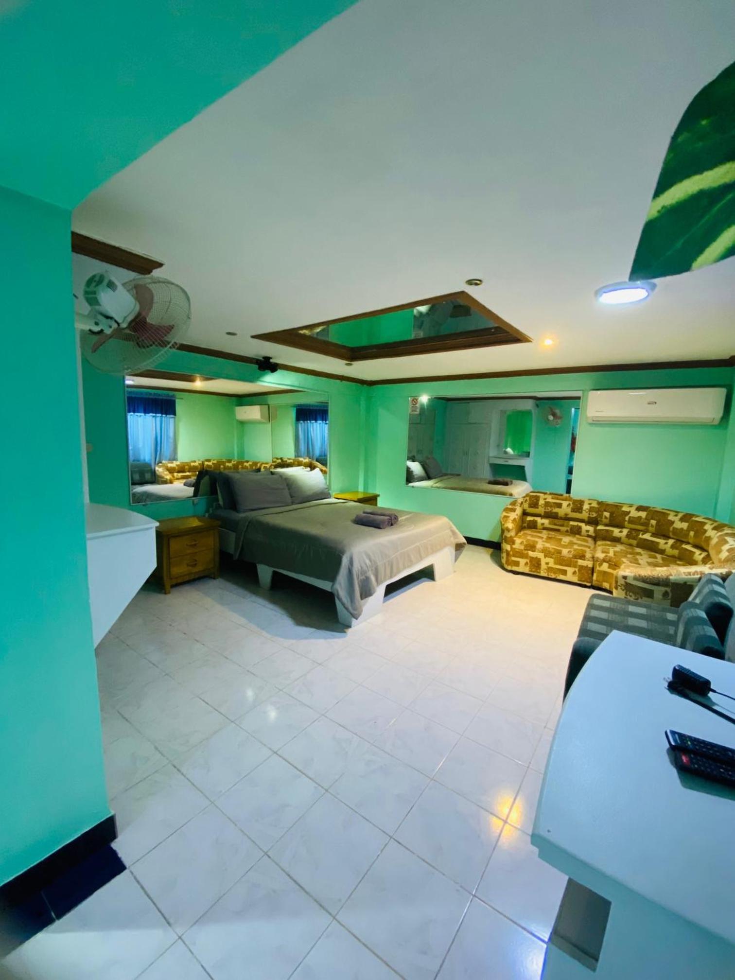 Family Room photo 3