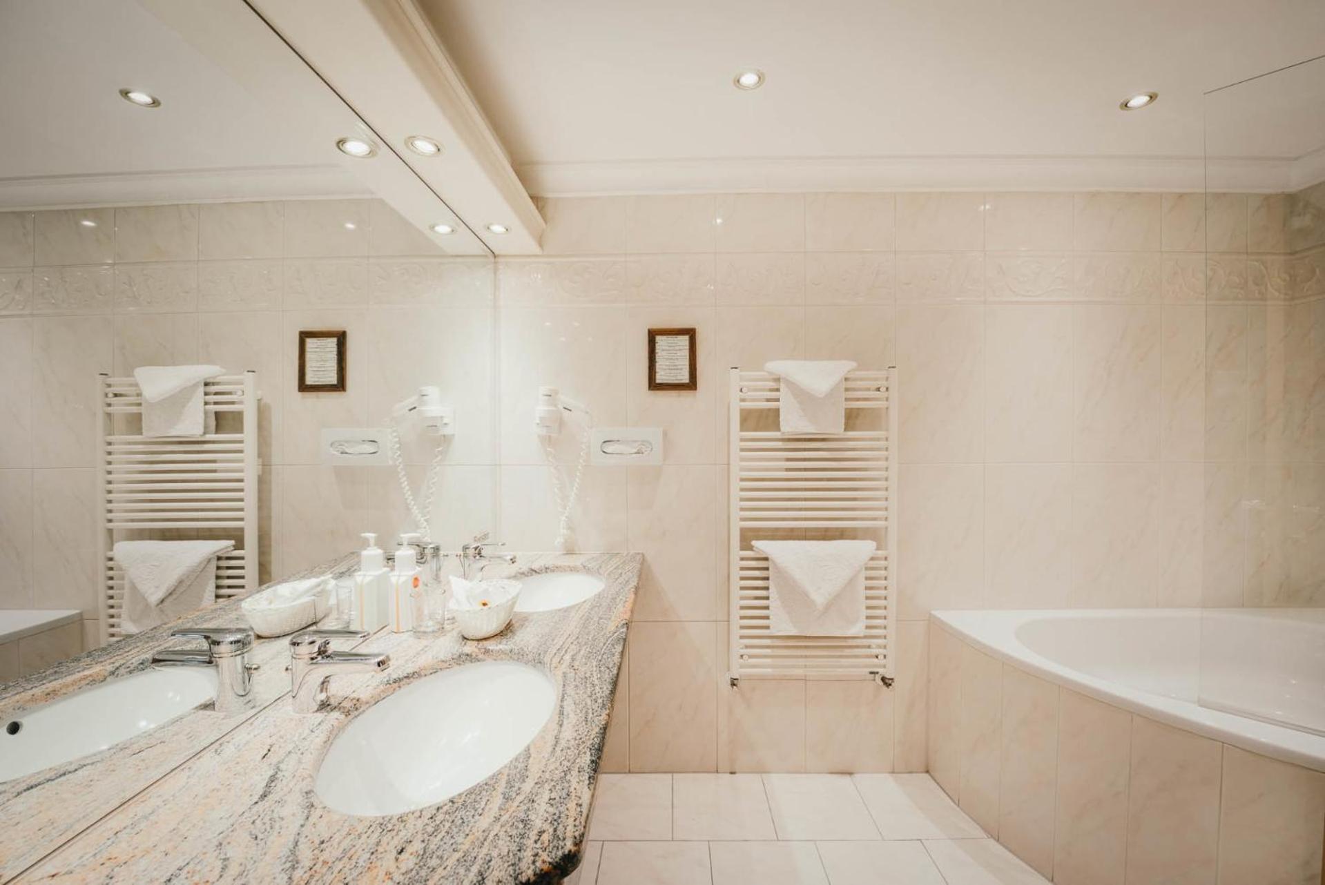 Suite with Balcony - Photo 4