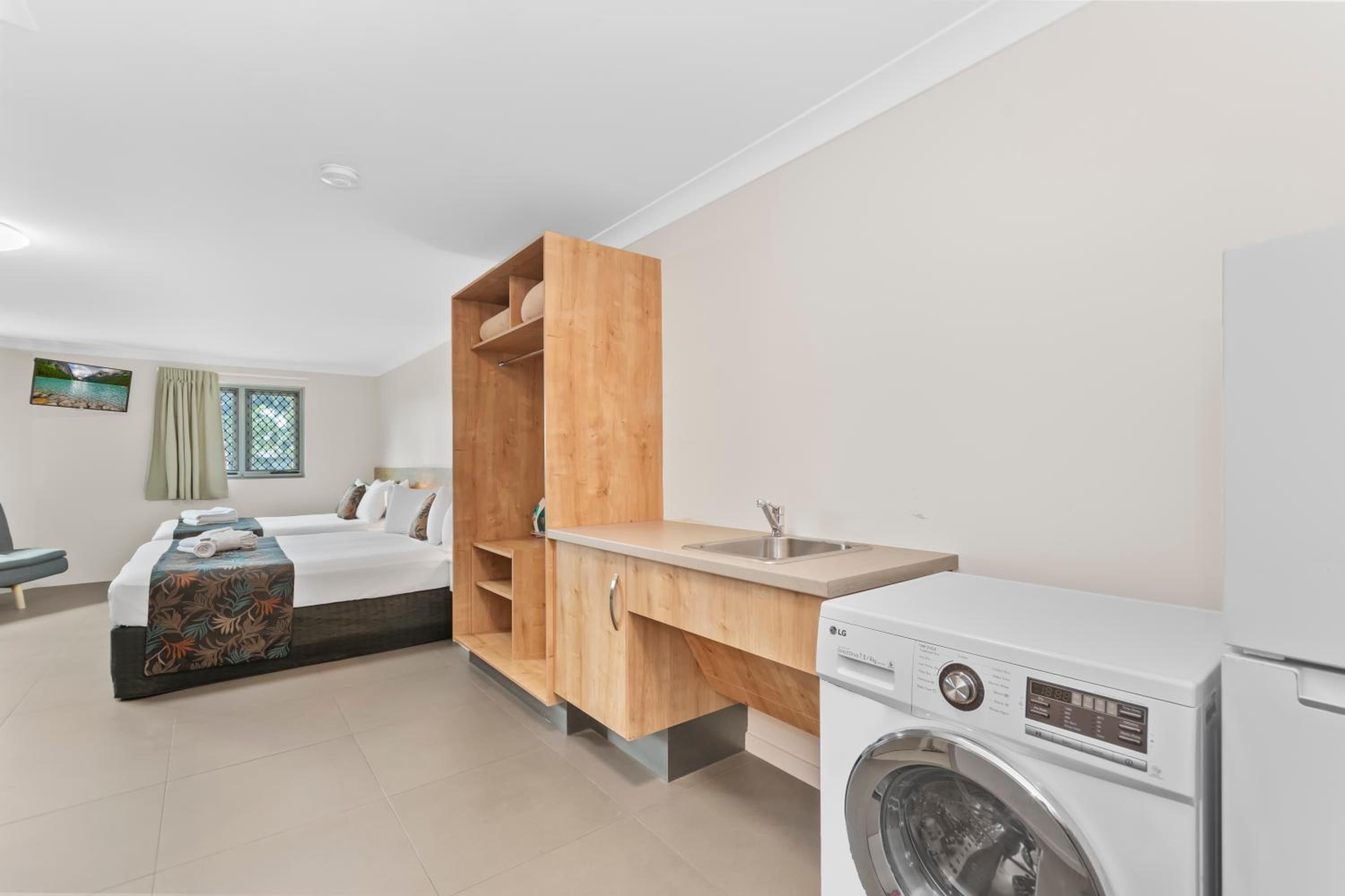 One Bedroom Self Contained - Disability Access photo 2