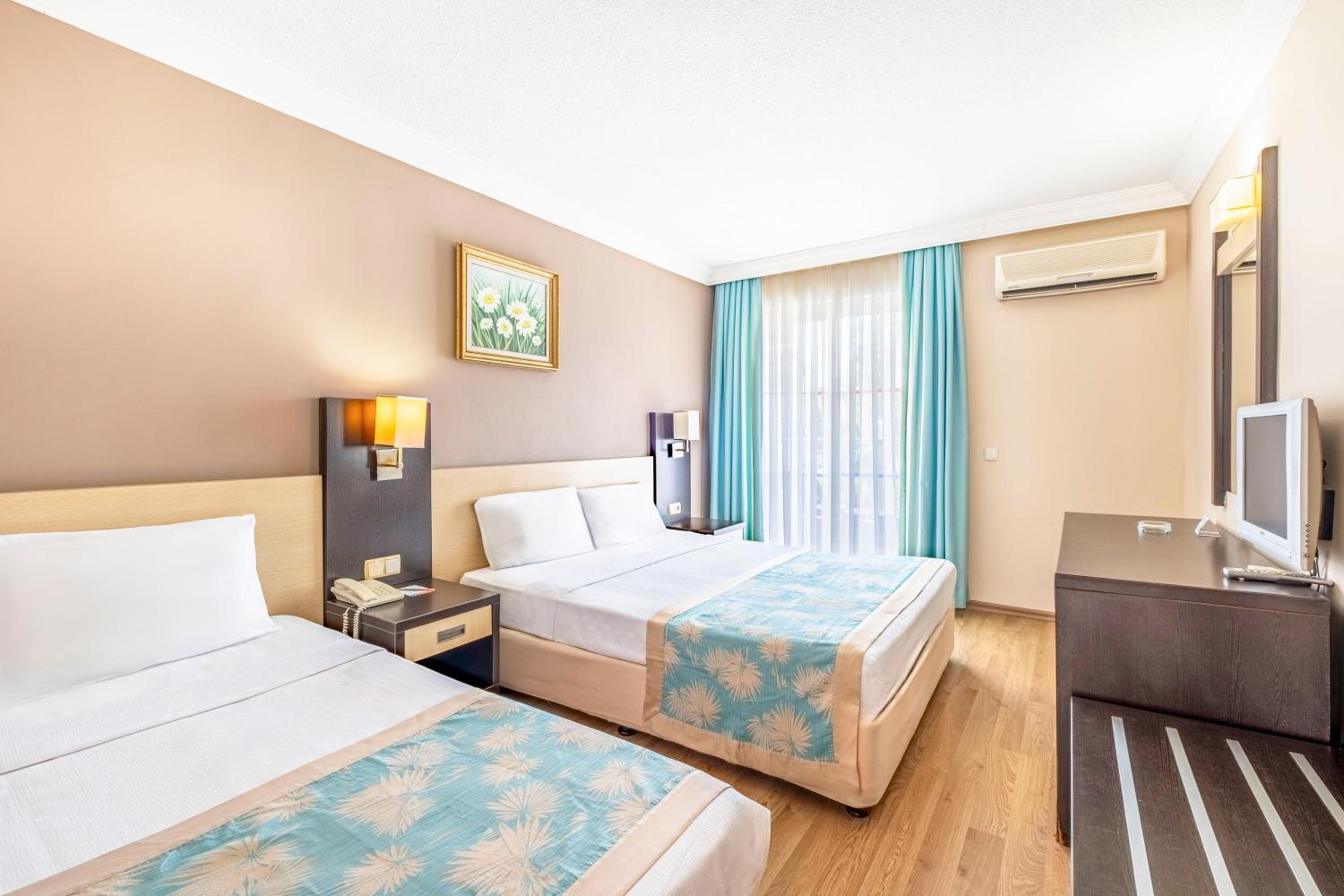 Standard Double or Twin Room with Land View photo 2