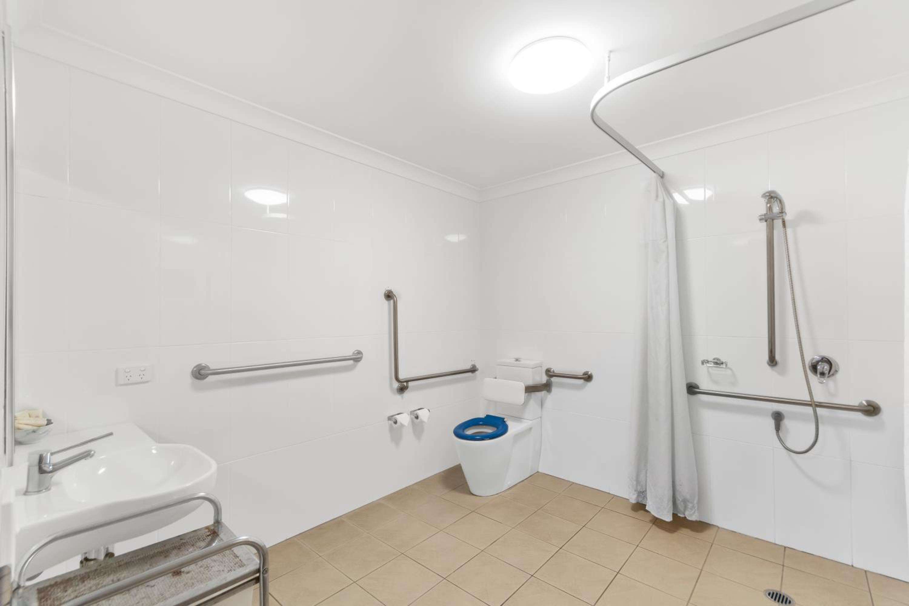 One Bedroom Self Contained - Disability Access photo 3