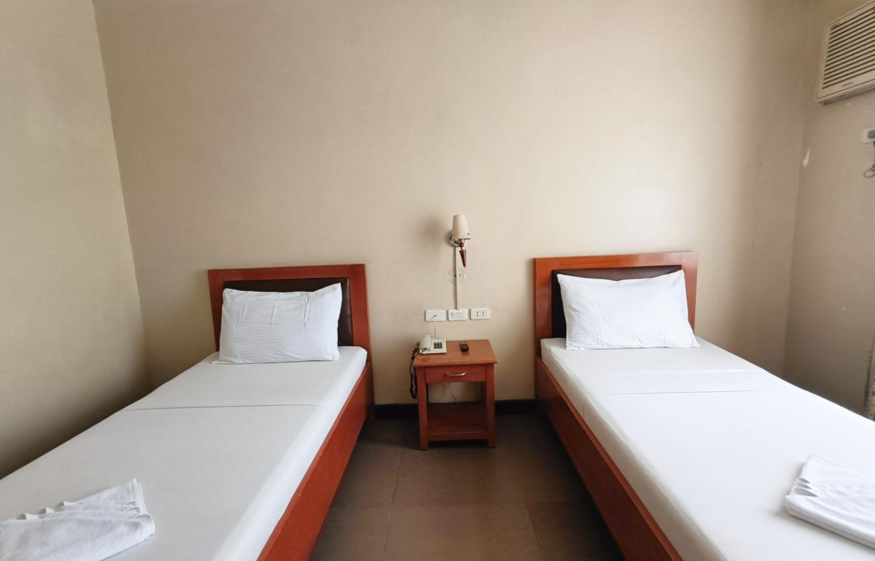 Standard Twin Room - Photo 6