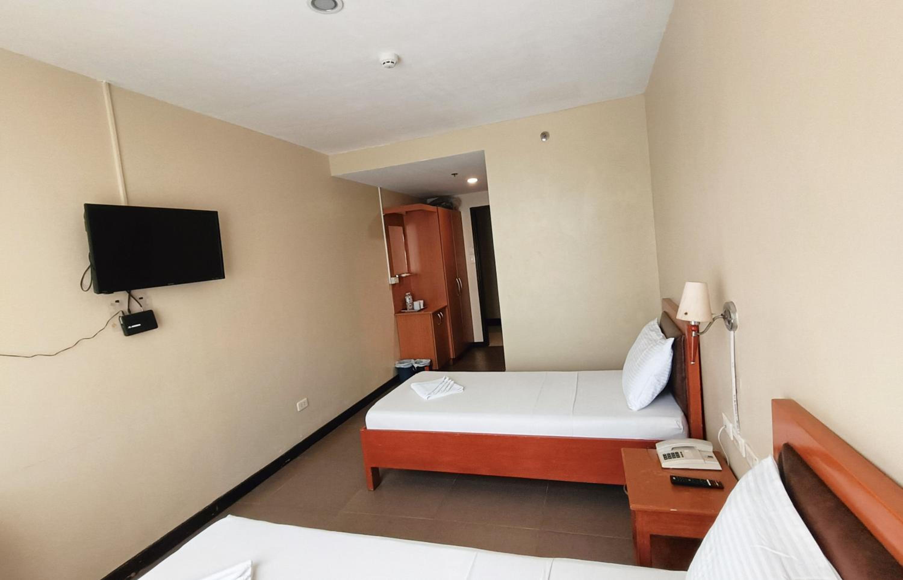 Standard Twin Room - Photo 9