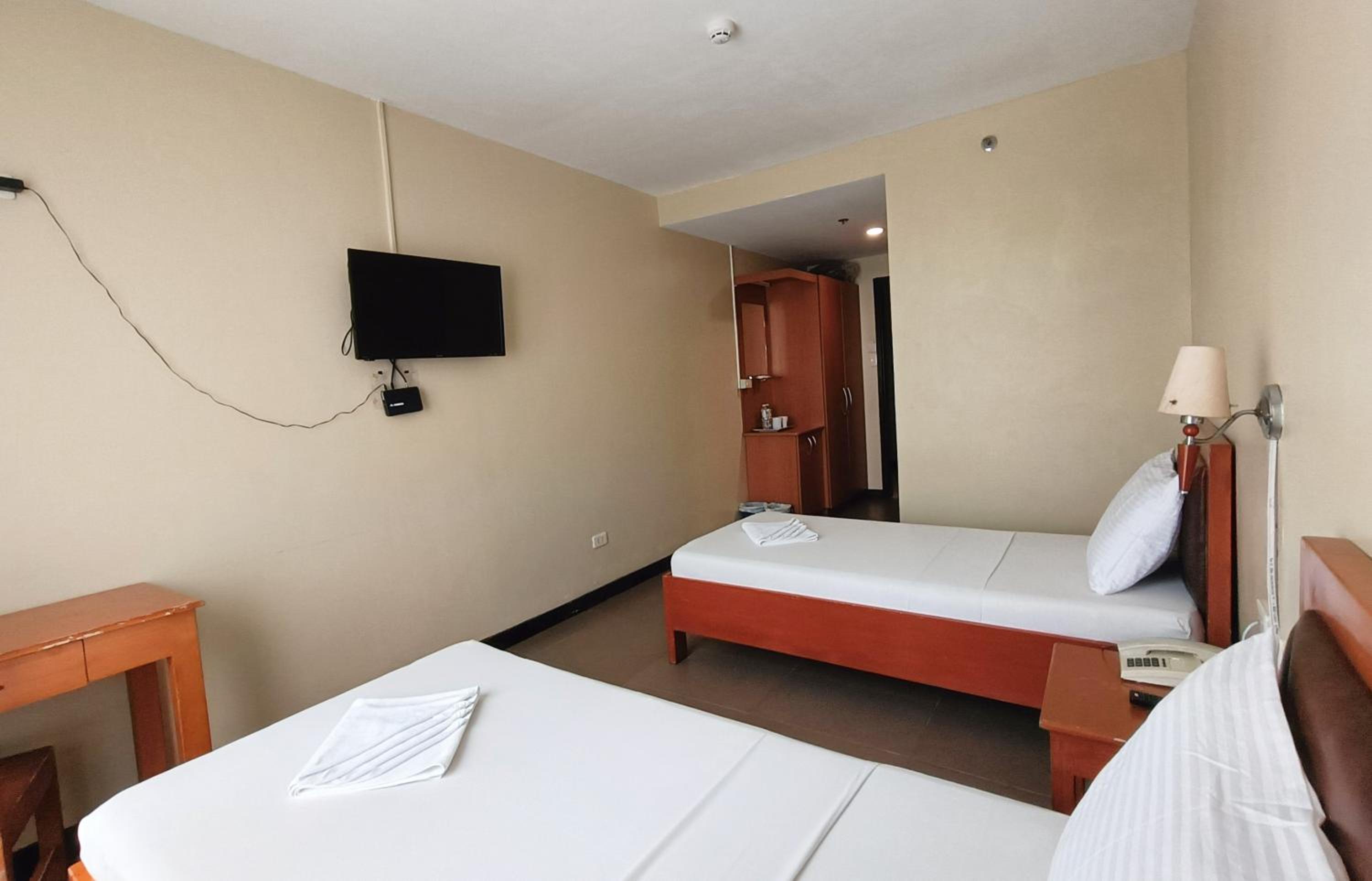 Standard Twin Room - Photo 8