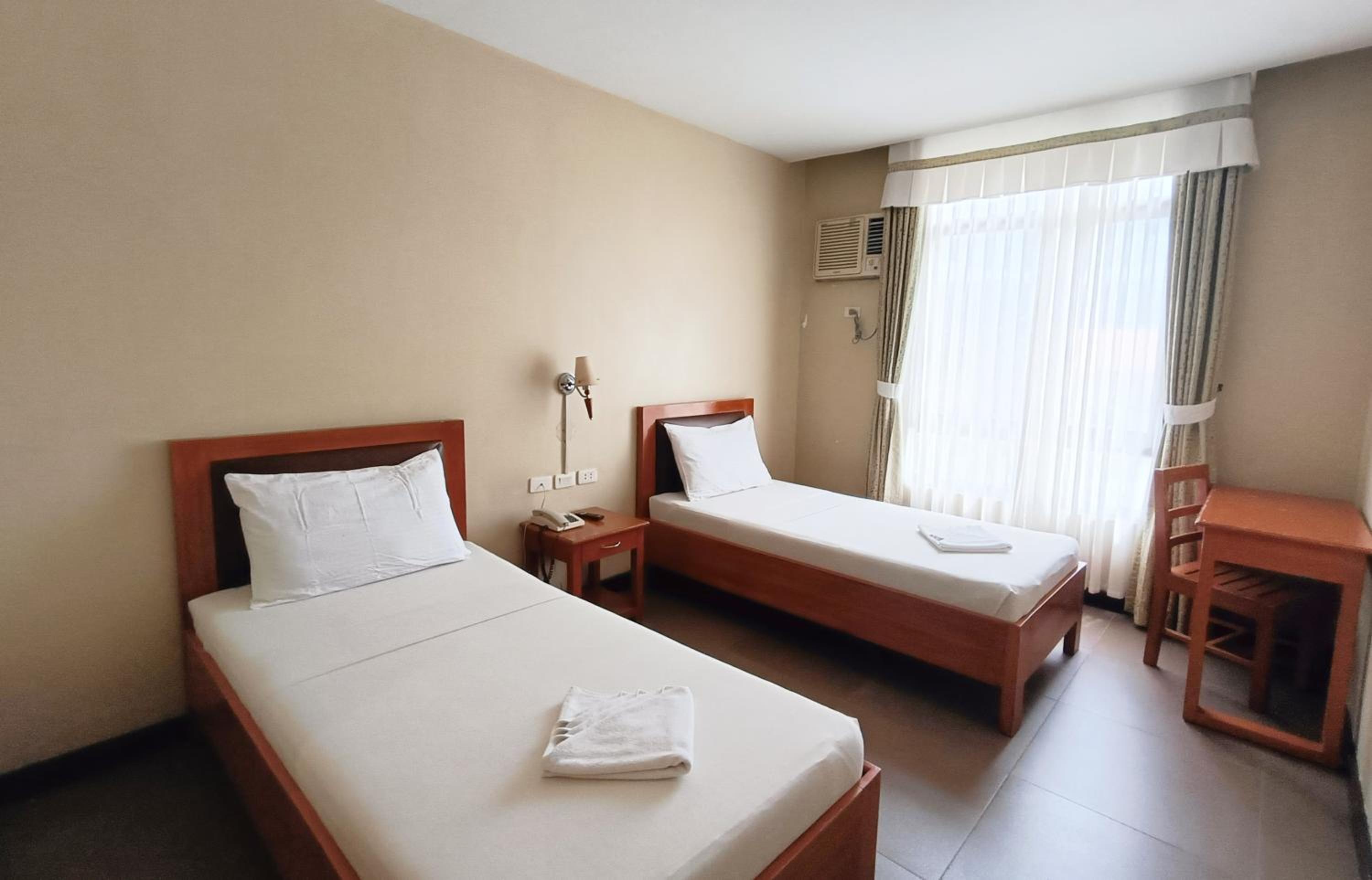 Standard Twin Room - Photo 4