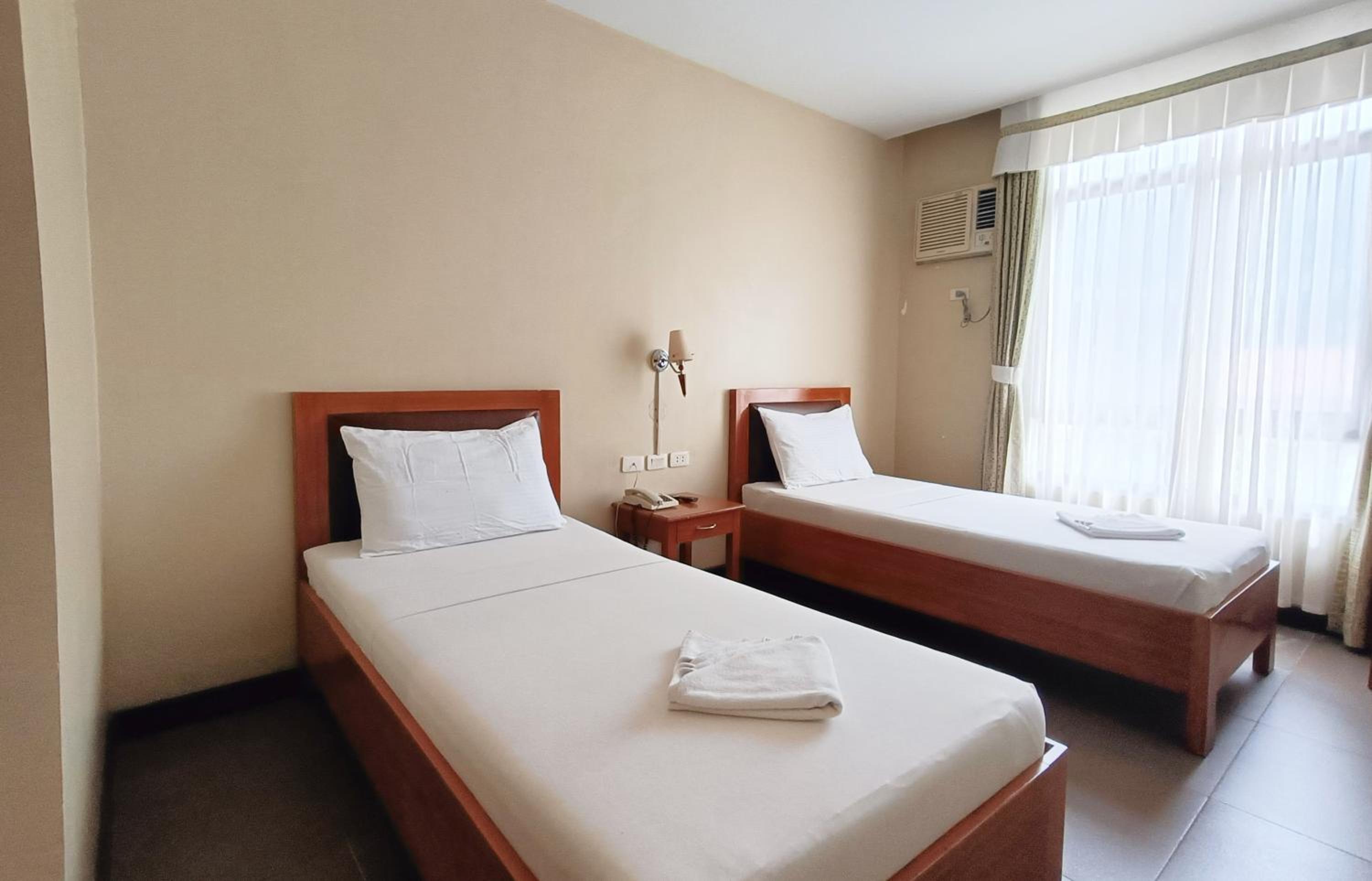 Standard Twin Room - Photo 3