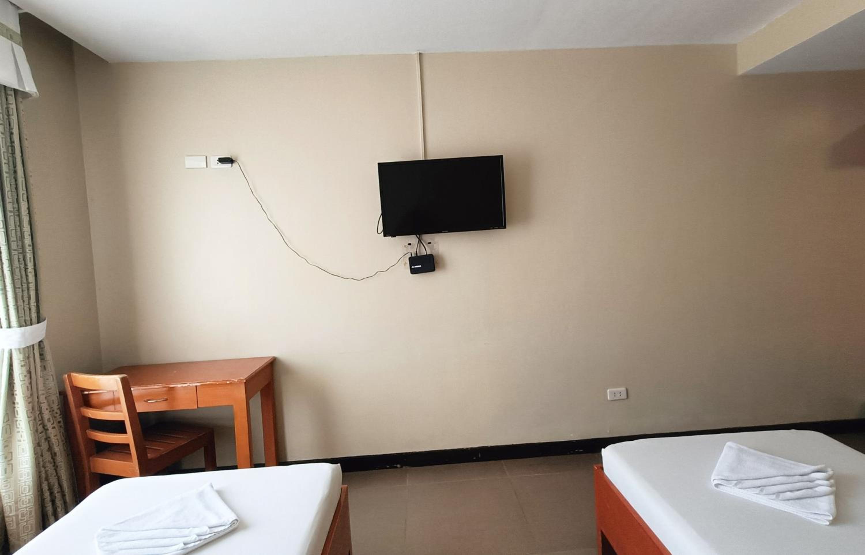 Standard Twin Room - Photo 2