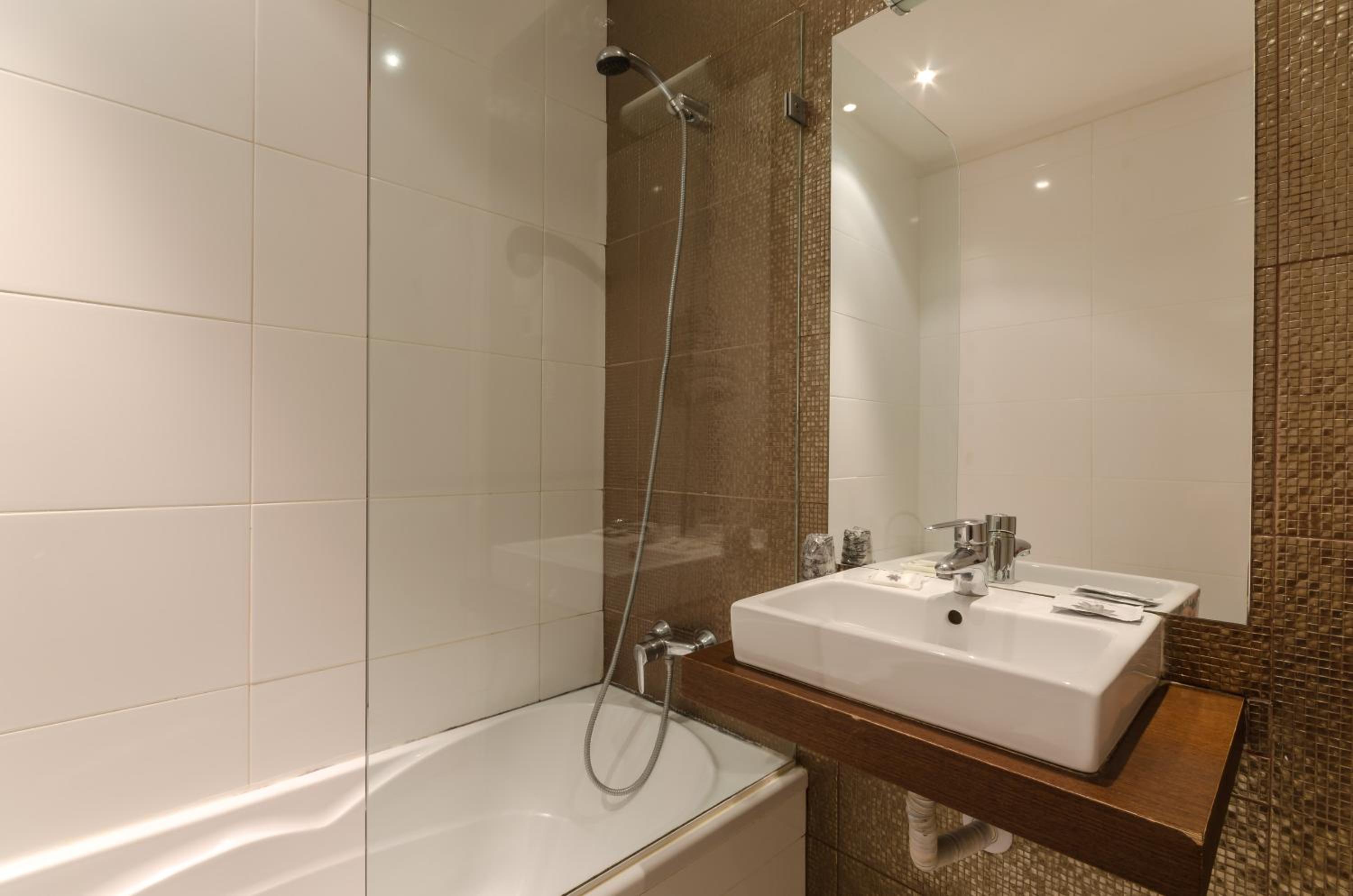 Standard Twin Room - Photo 6