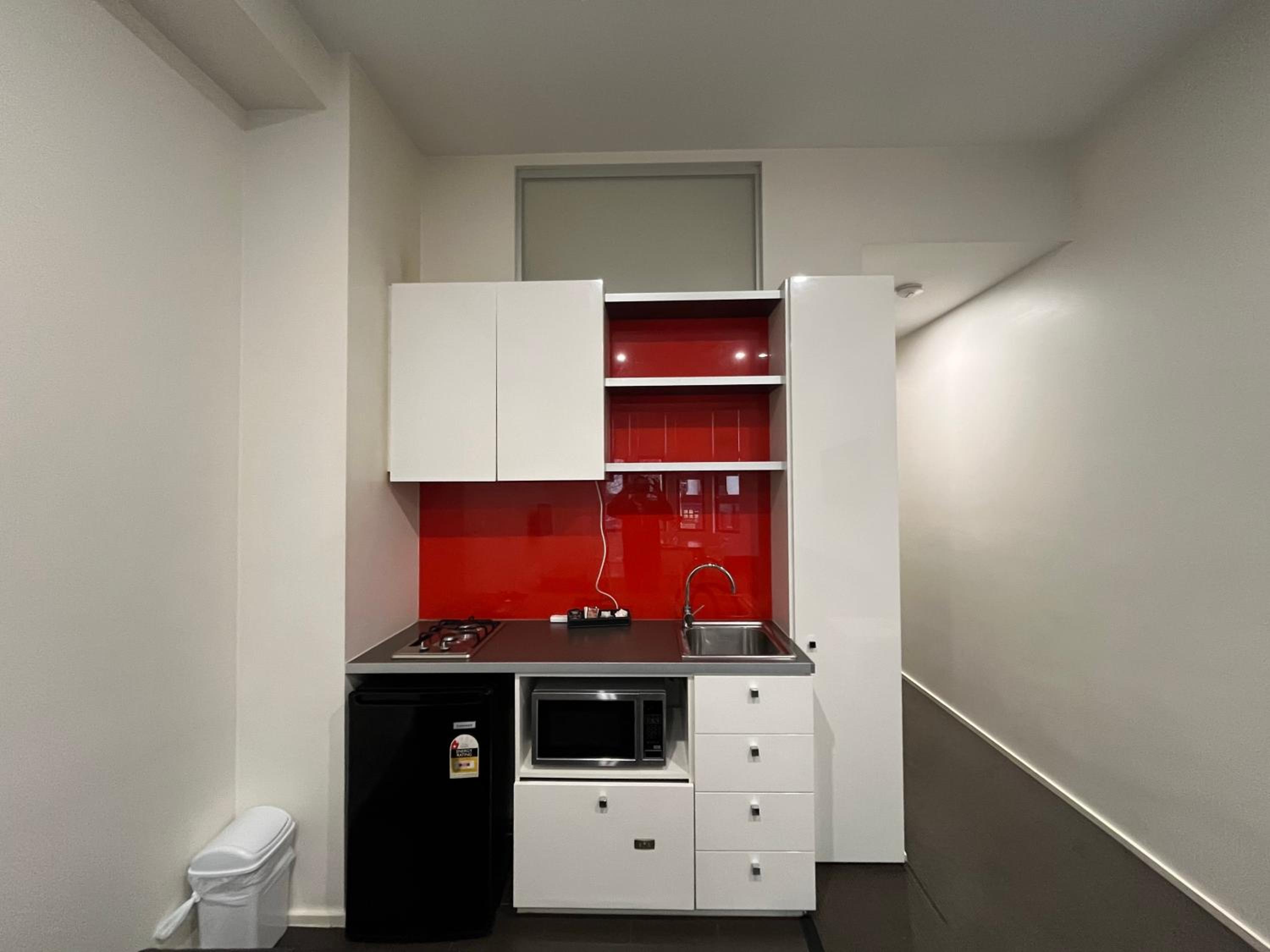 Two Bedroom Apartment with City View - Photo 4