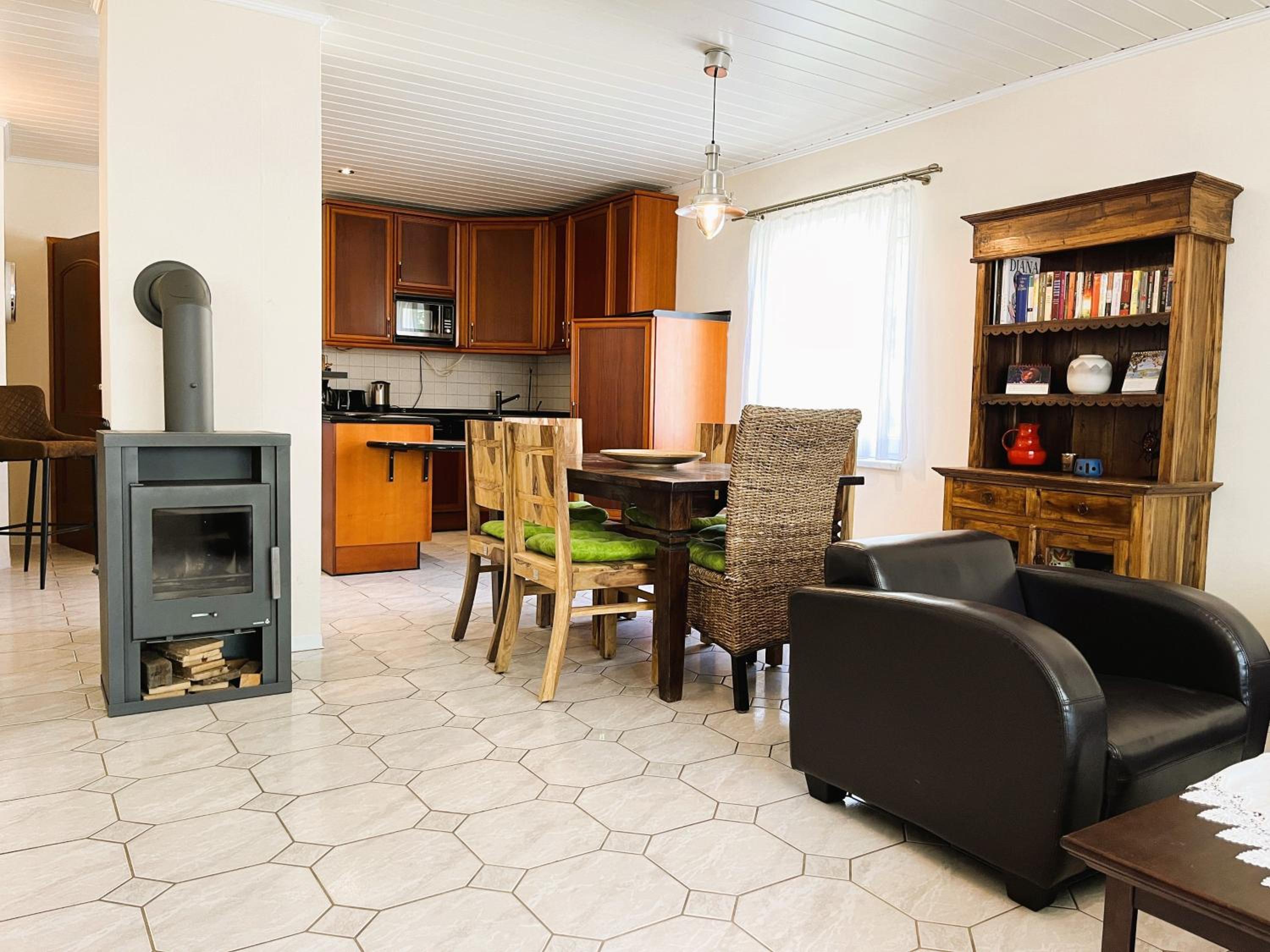 Three-Bedroom Apartment with Balcony photo 2