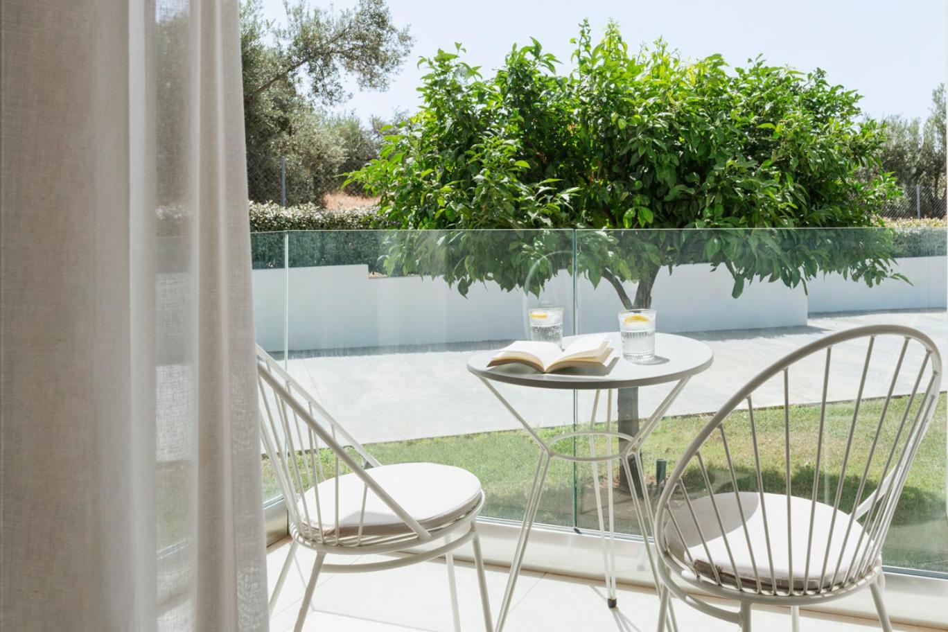 Comfort Family Room with Garden View