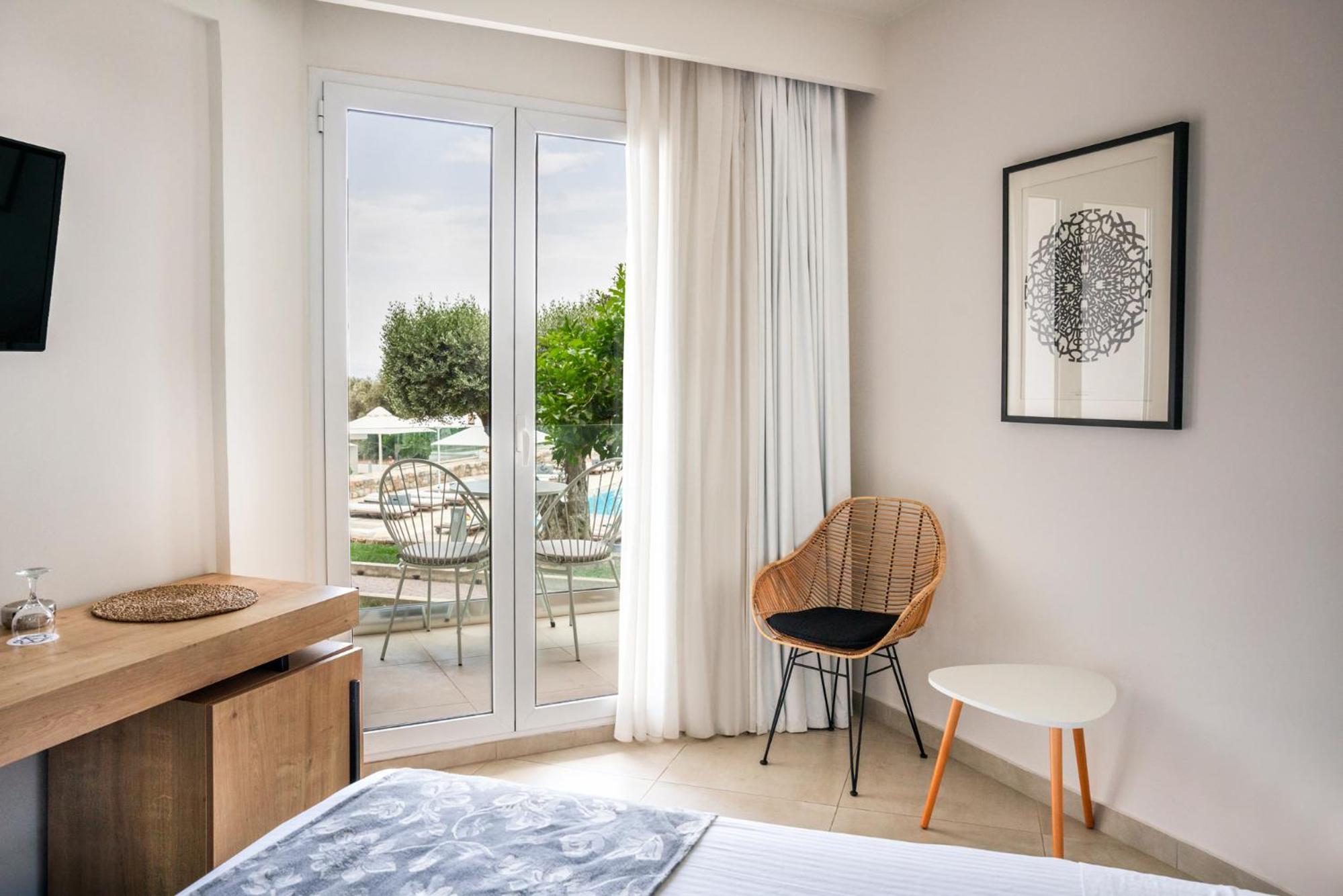 Comfort Room with Pool View thumbnail 5