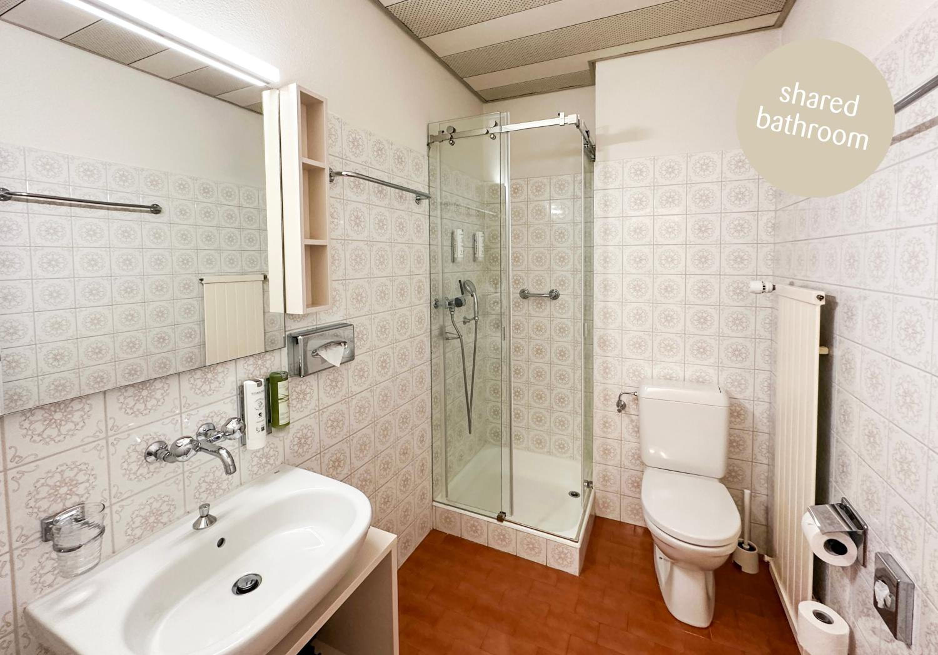 Available room thumbnail 6