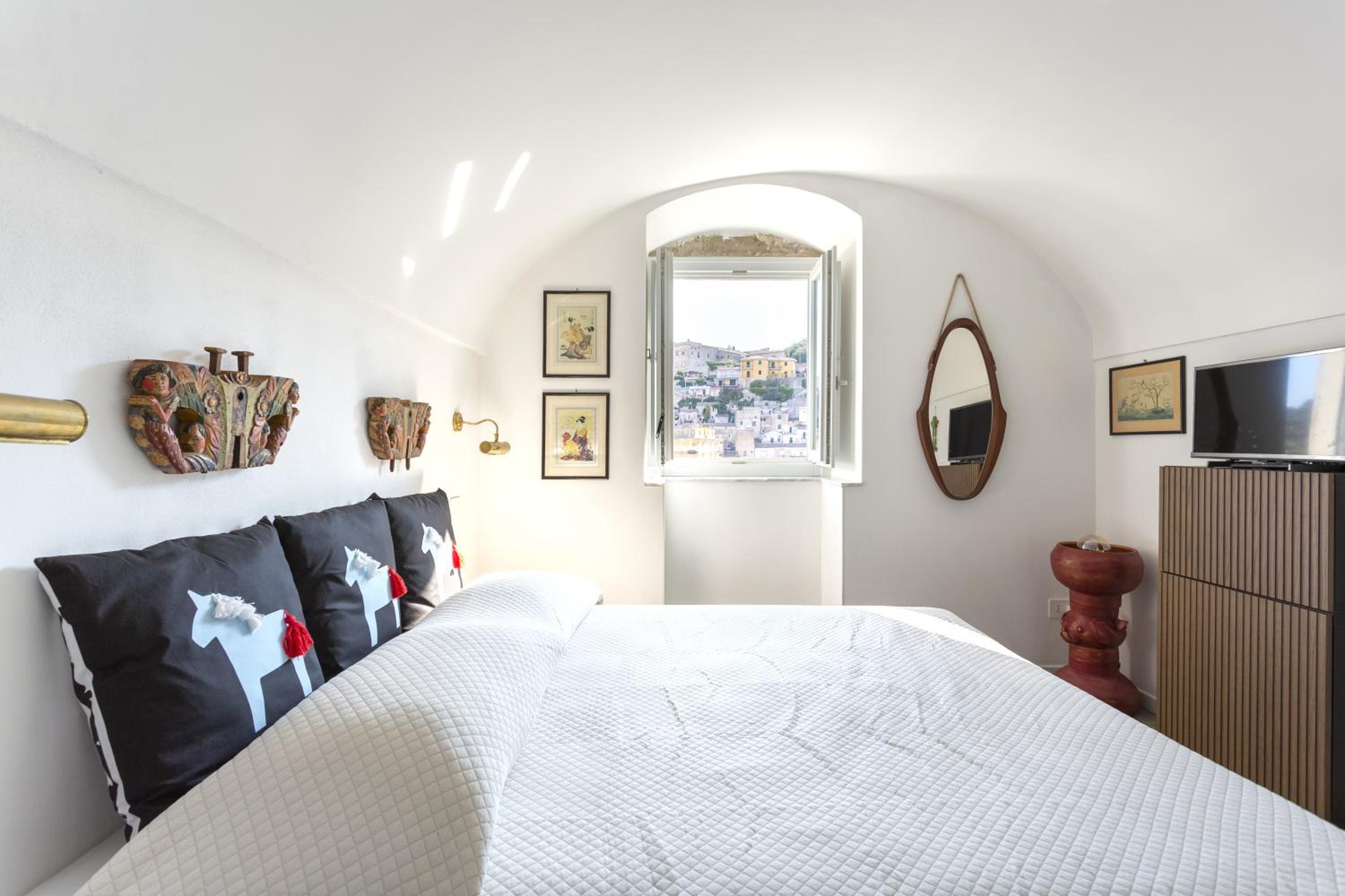 One-Bedroom Apartment with Balcony and City View photo 3