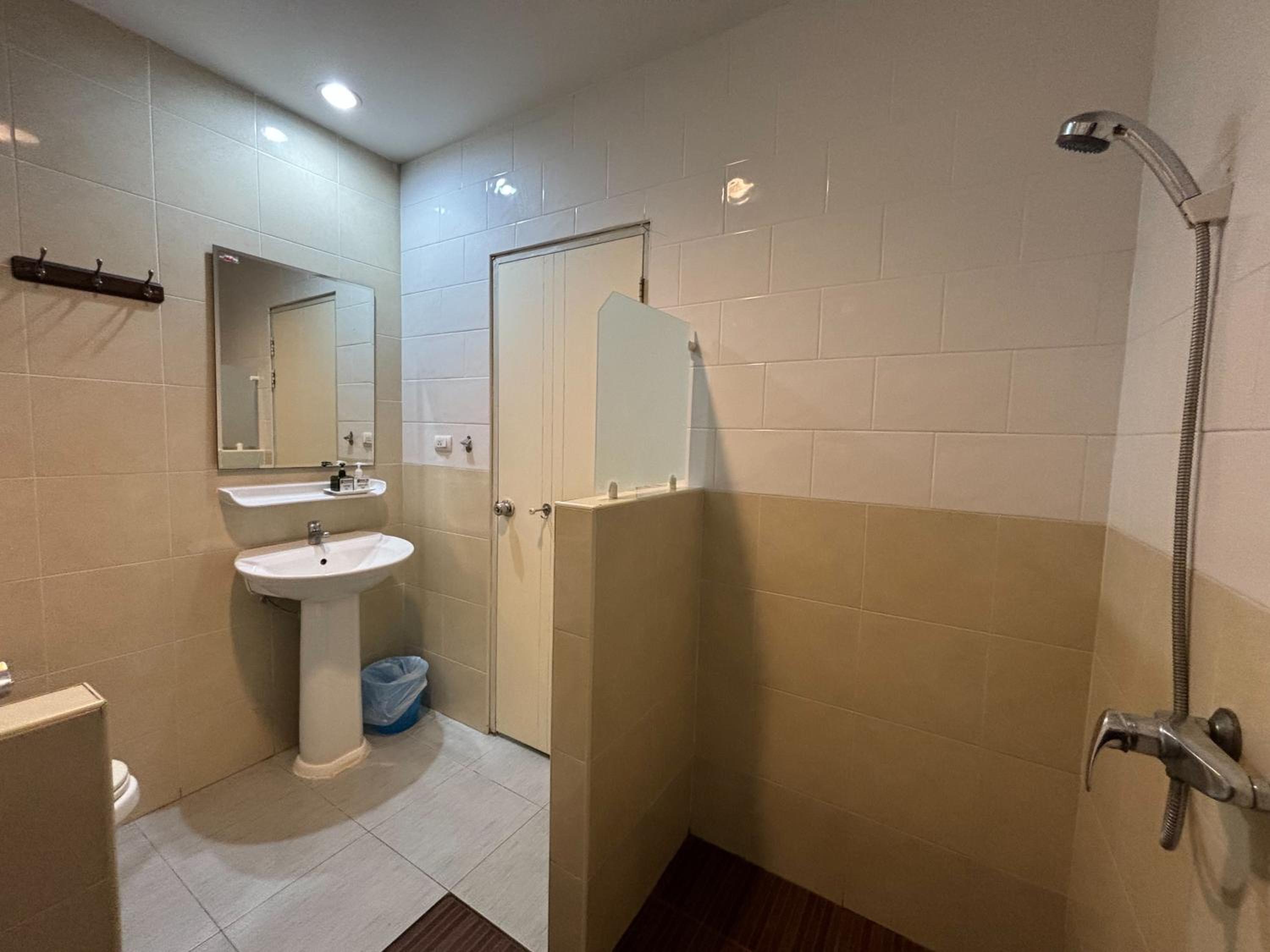 Standard Triple Room with Balcony - Photo 4