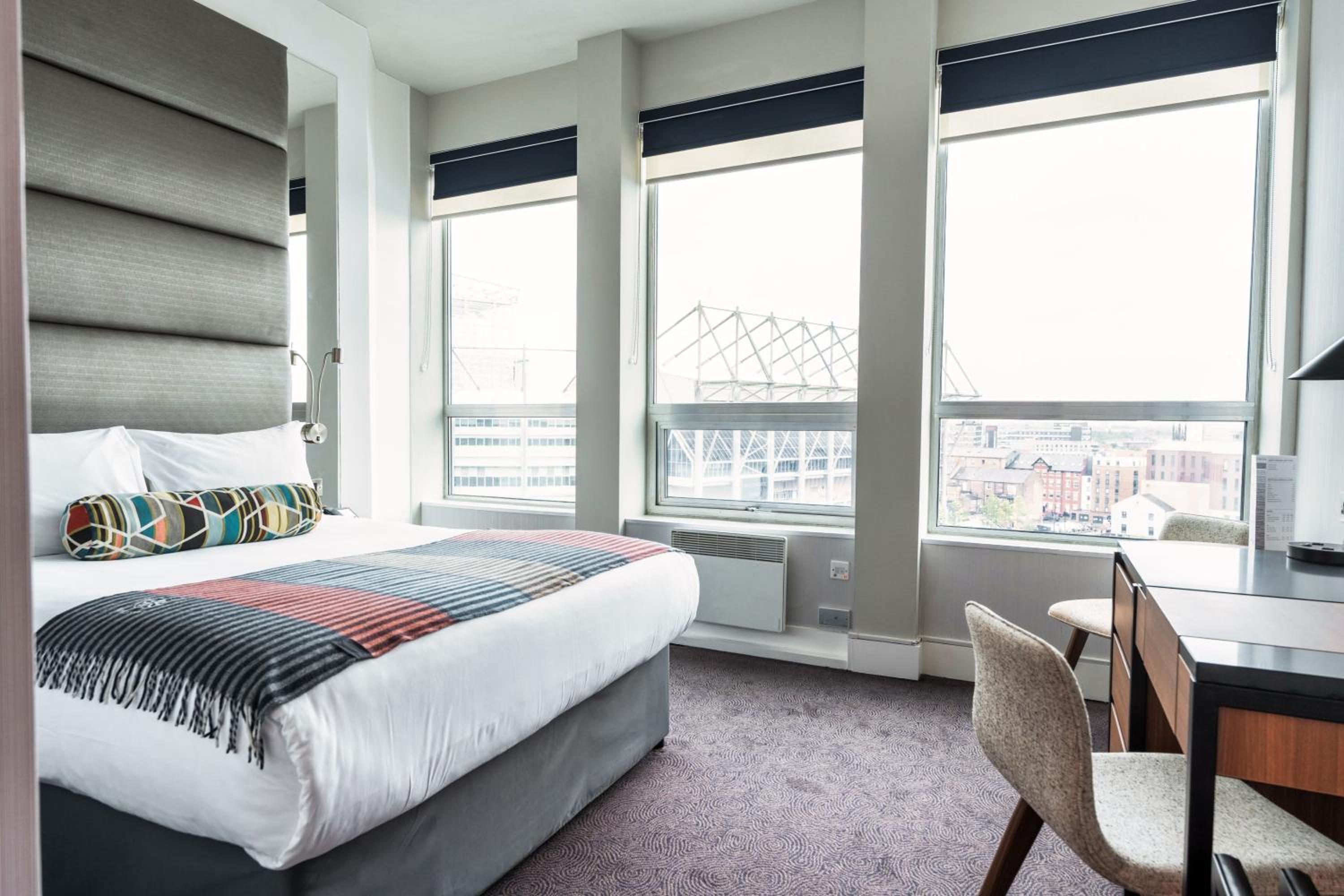 Standard Room, 1 King Bed, Stadium View - Photo 4