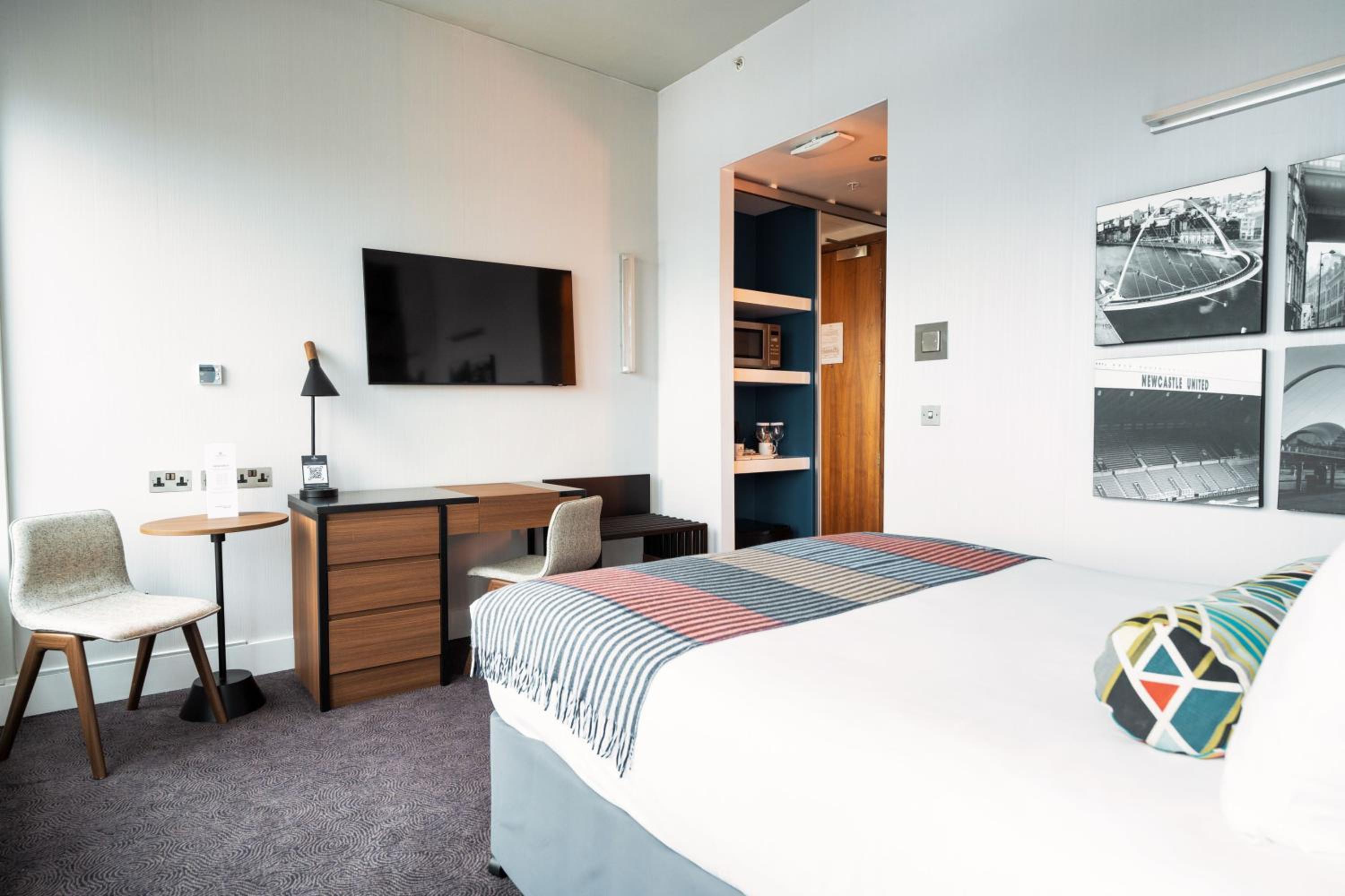 Standard Room, 1 King Bed, Stadium View - Photo 1