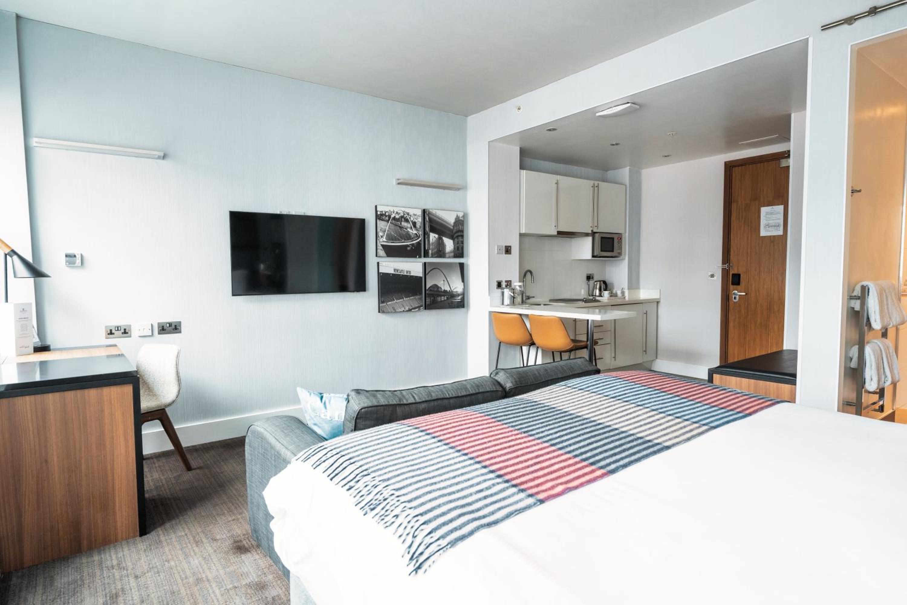 Studio, 1 King Bed, Sofa Bed, Kitchenette - Photo 4